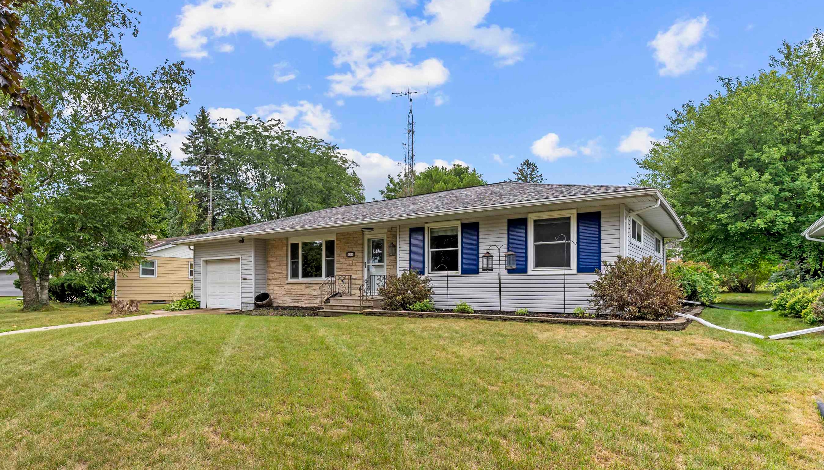 134 E Marquette Street Property Photo 1