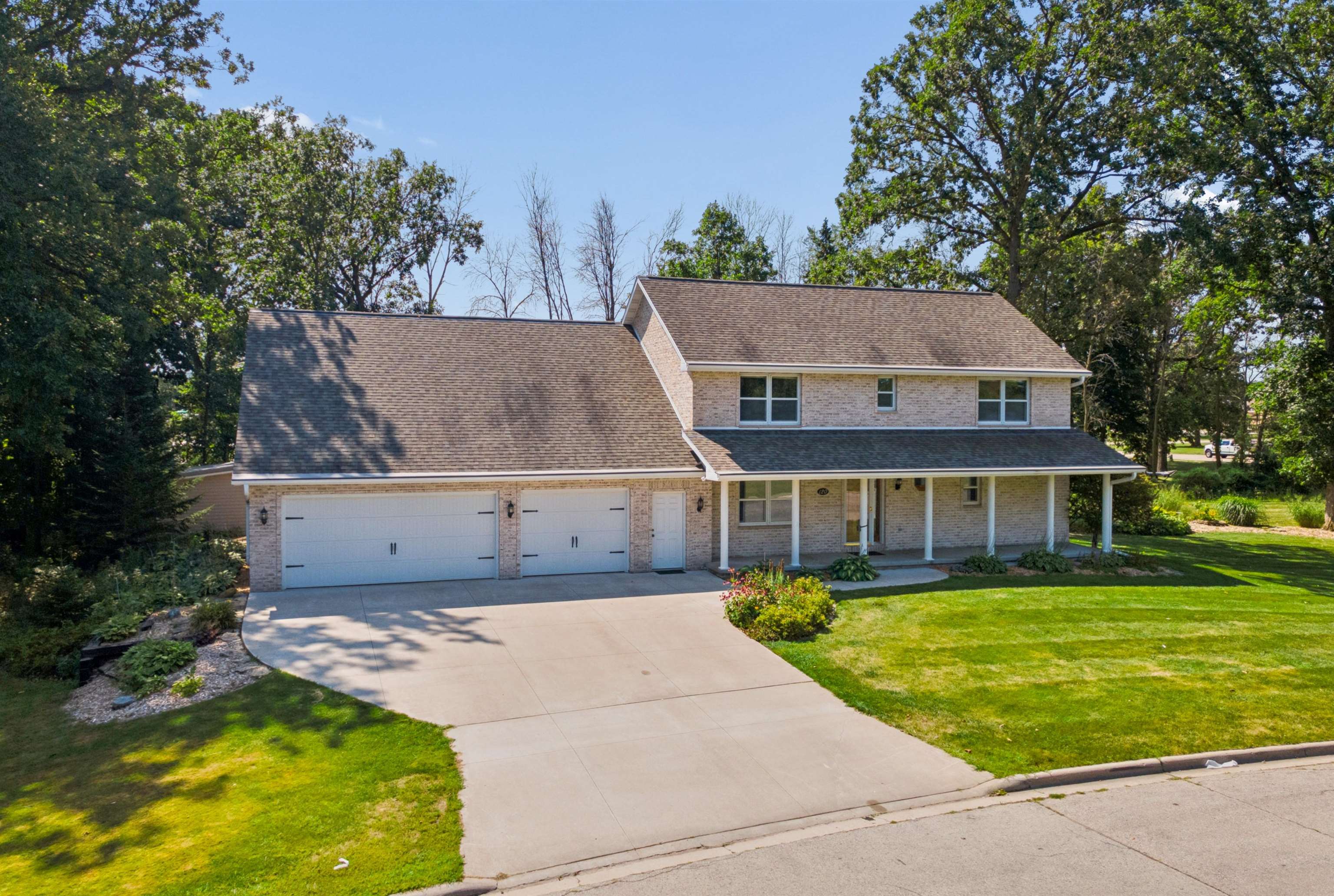 120 E Glenbrook Drive Property Photo 1