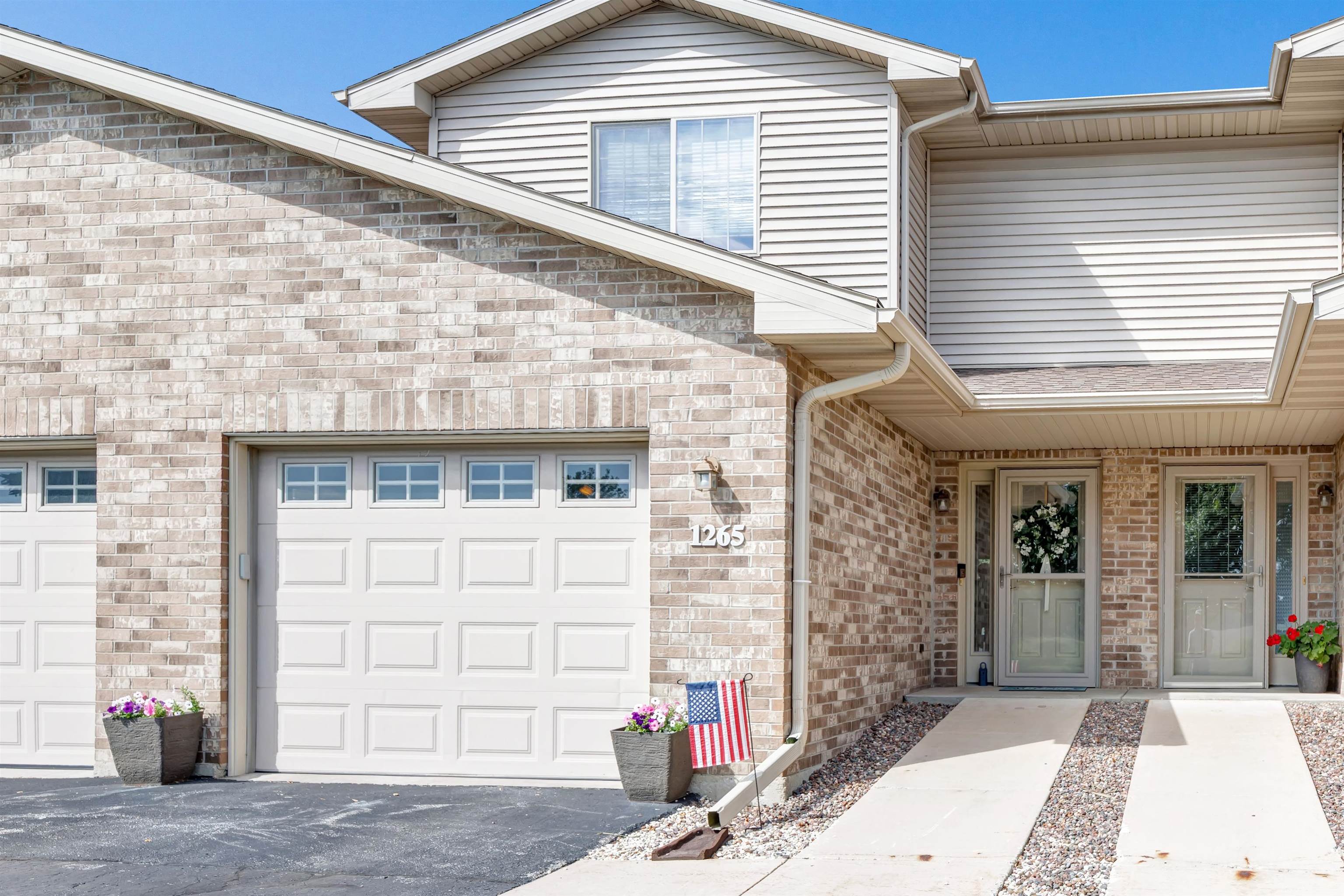 1265 Pond View Circle Property Photo 1