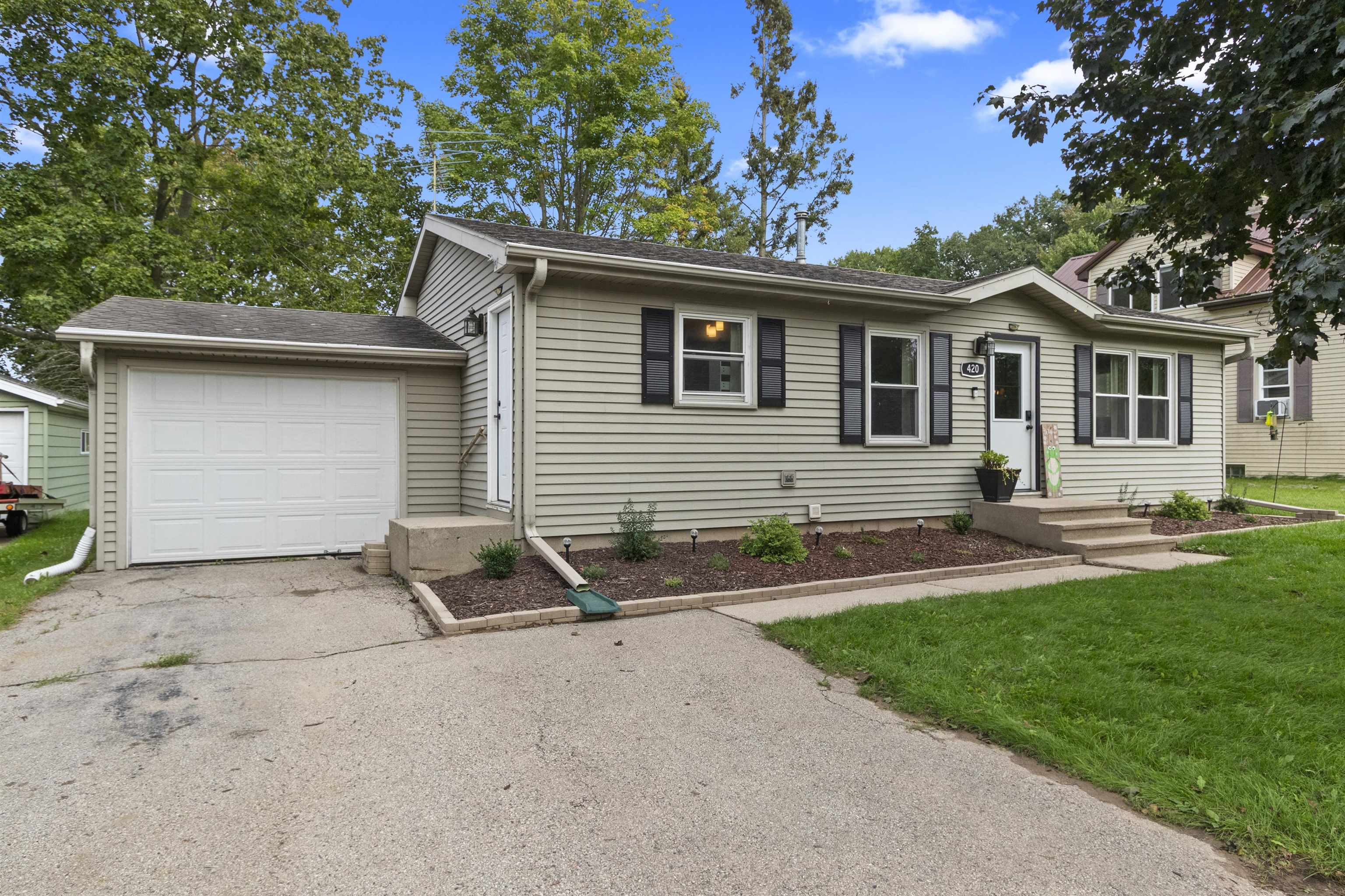 420 S Milwaukee Avenue Property Photo 1