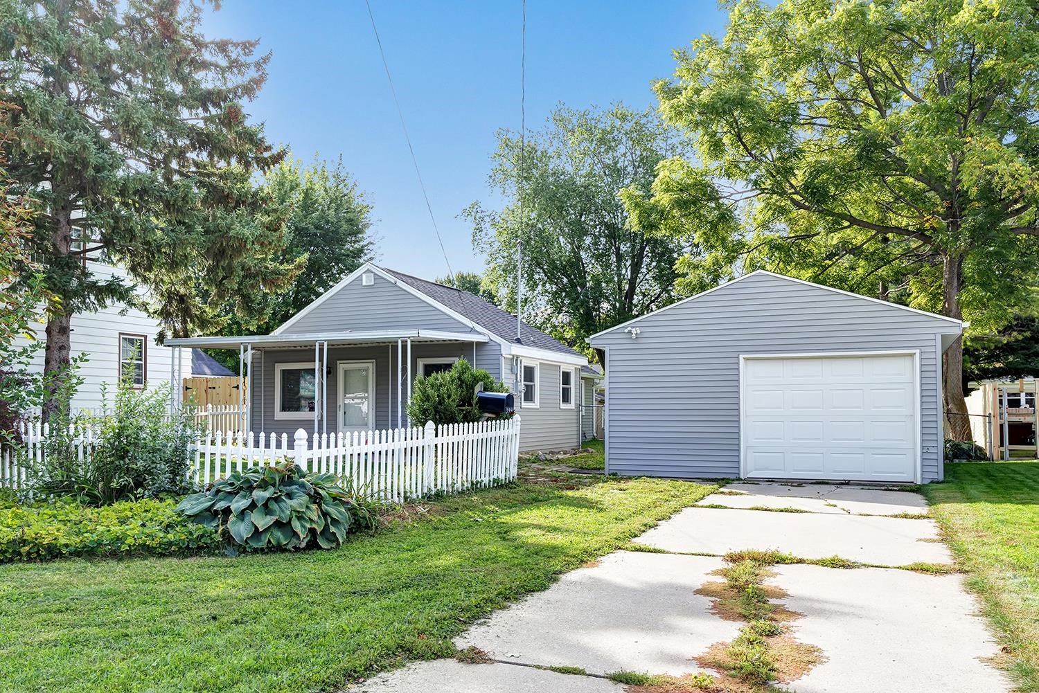 1960 Oakdale Avenue Property Photo 1