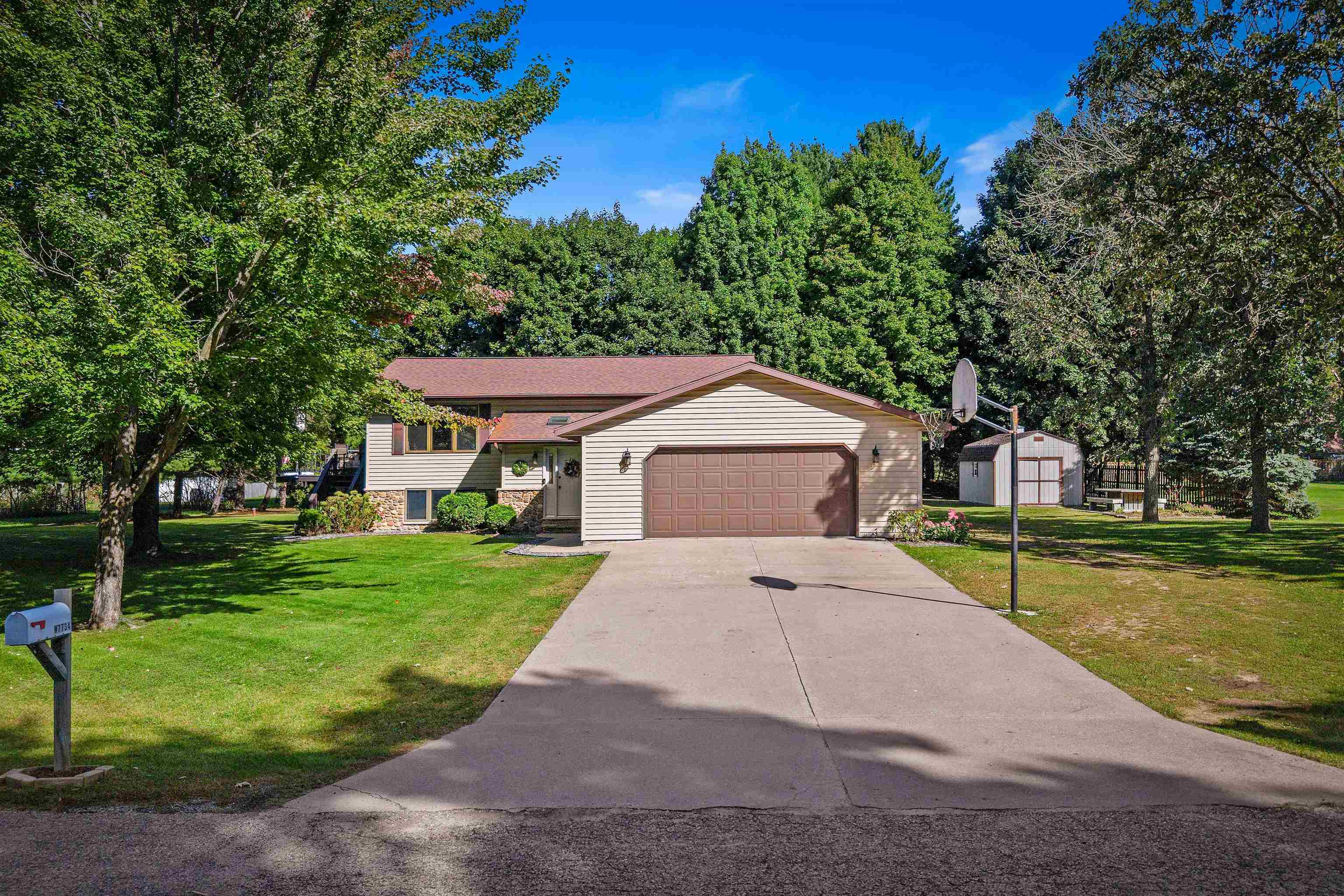 W7734 Buttercup Lane Property Photo 1