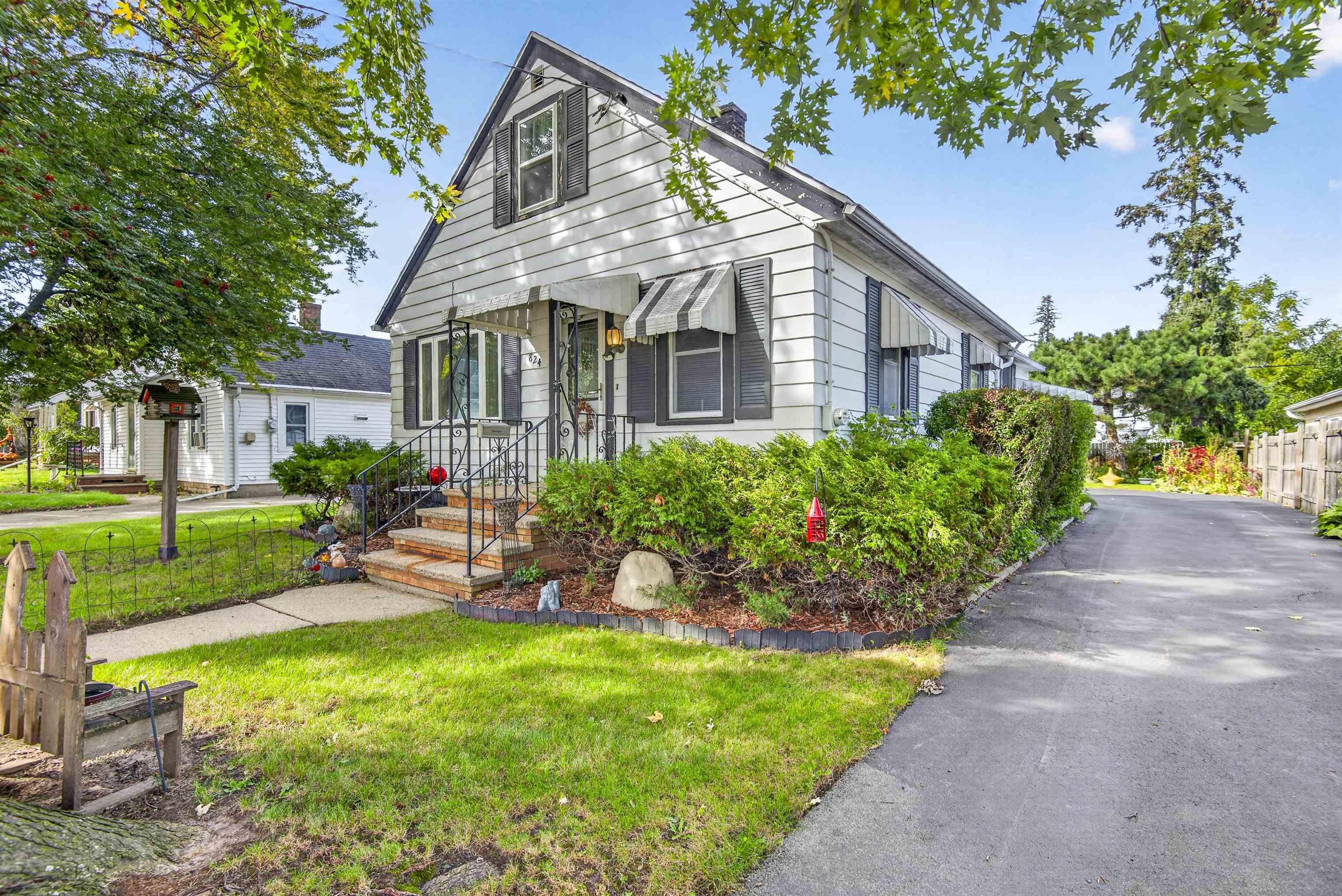 824 W Hawes Avenue Property Photo 1