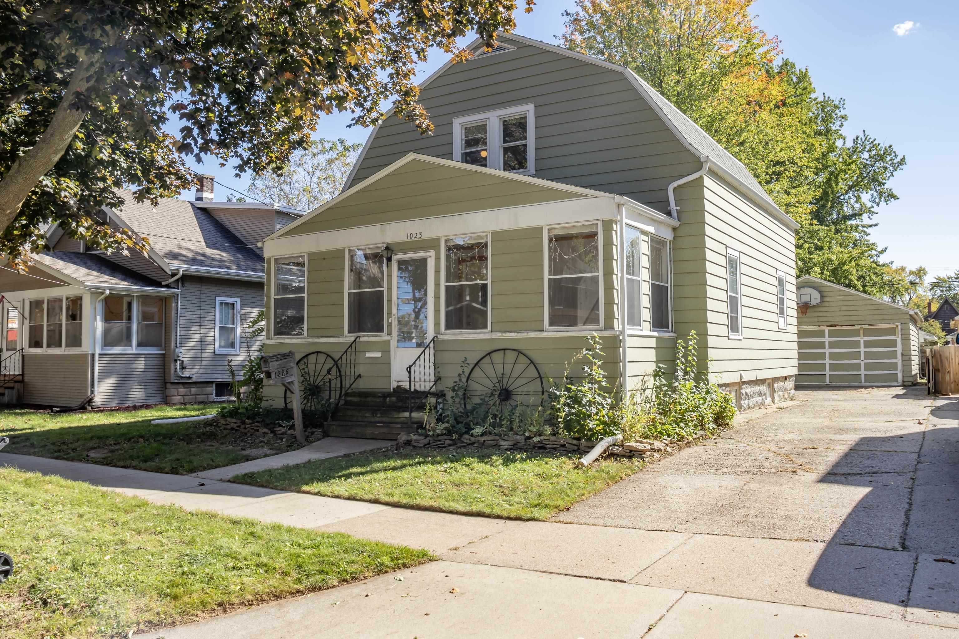 1023 W Commercial Street Property Photo 1
