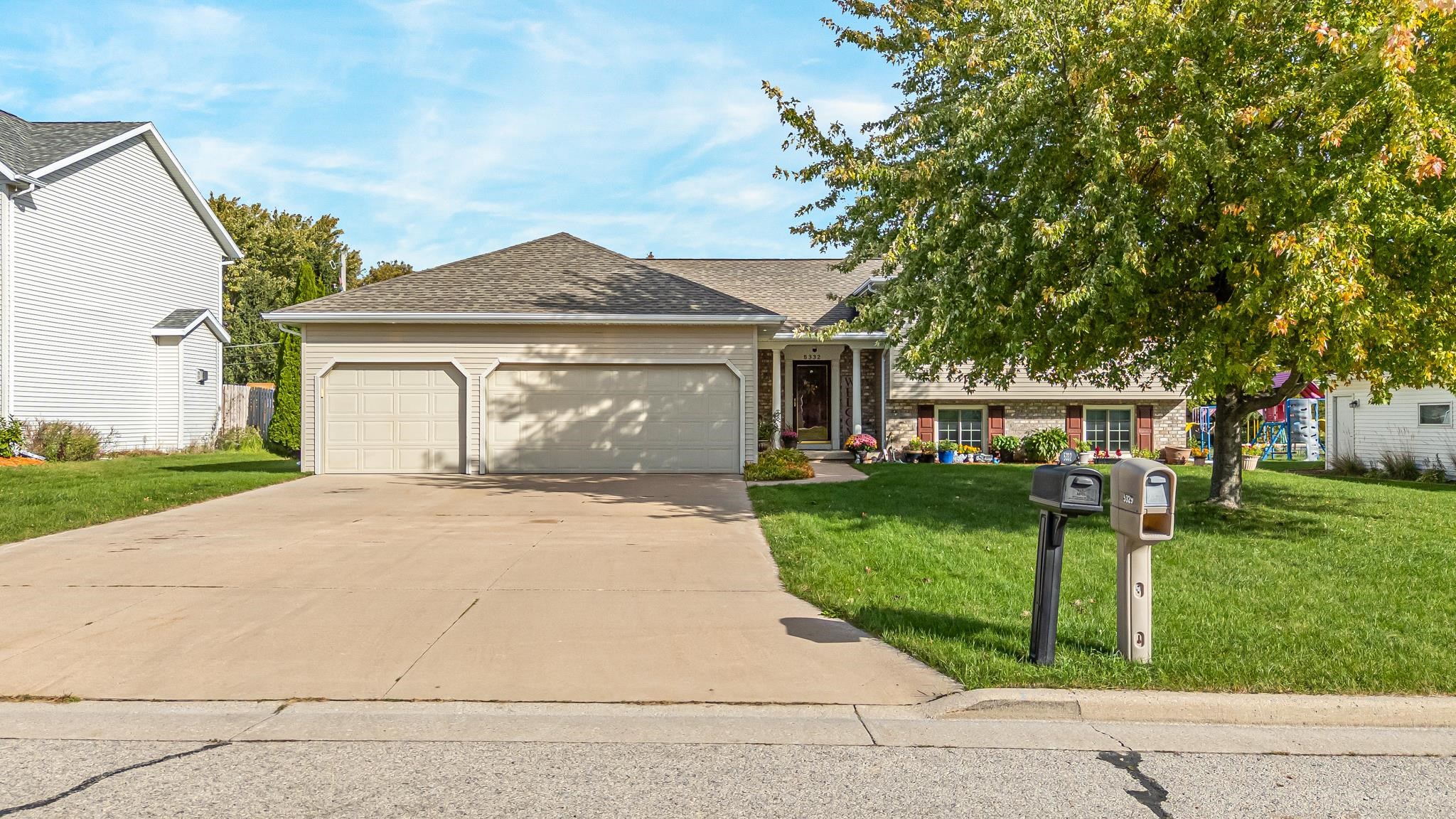 5332 W Pleasant Way Property Photo 1