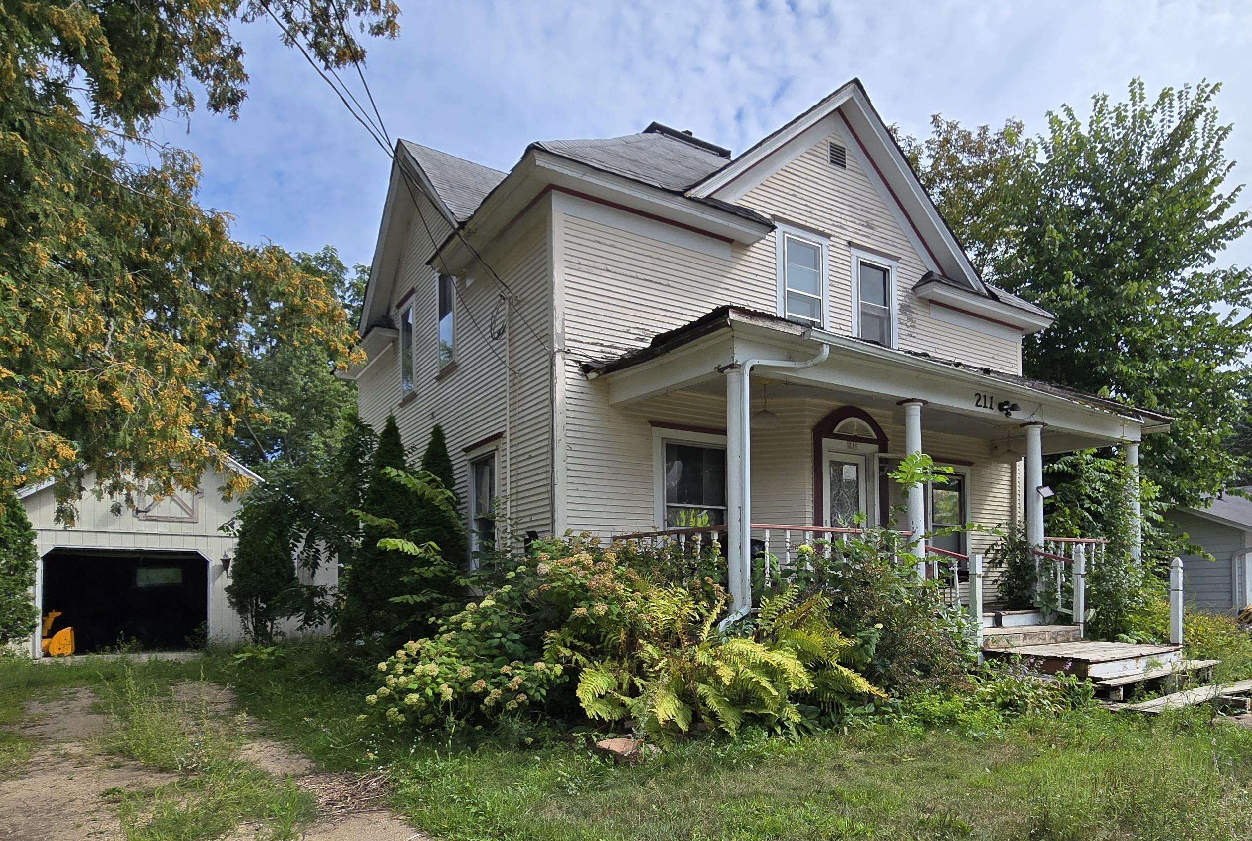 211 S Waupaca Street Property Photo 1