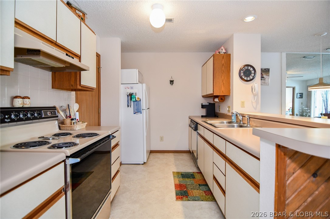 98 Jonathan Drive 3b Property Photo 5