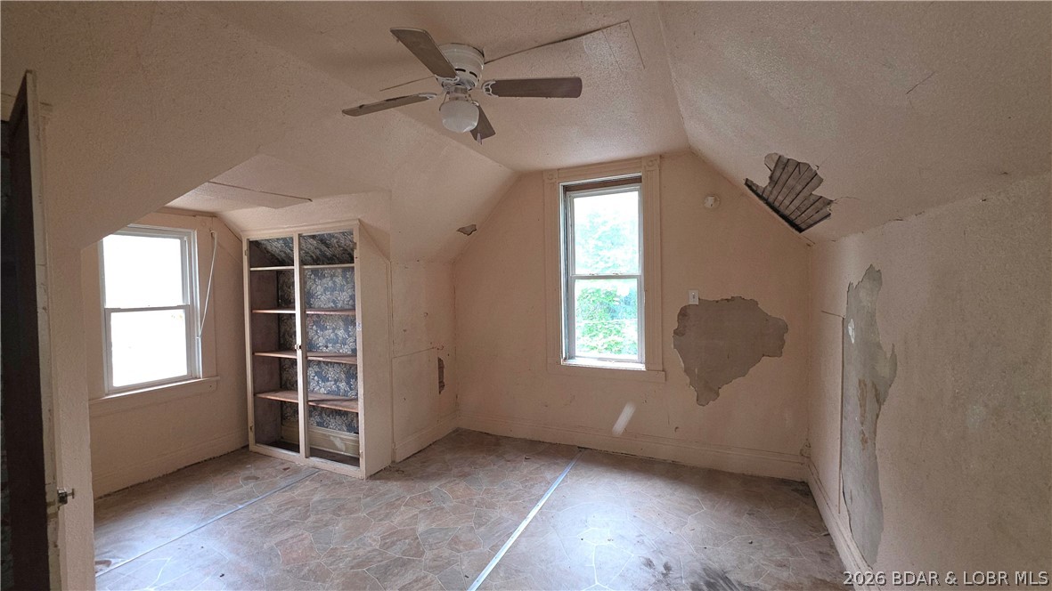 214 S Grand Avenue Property Photo 12