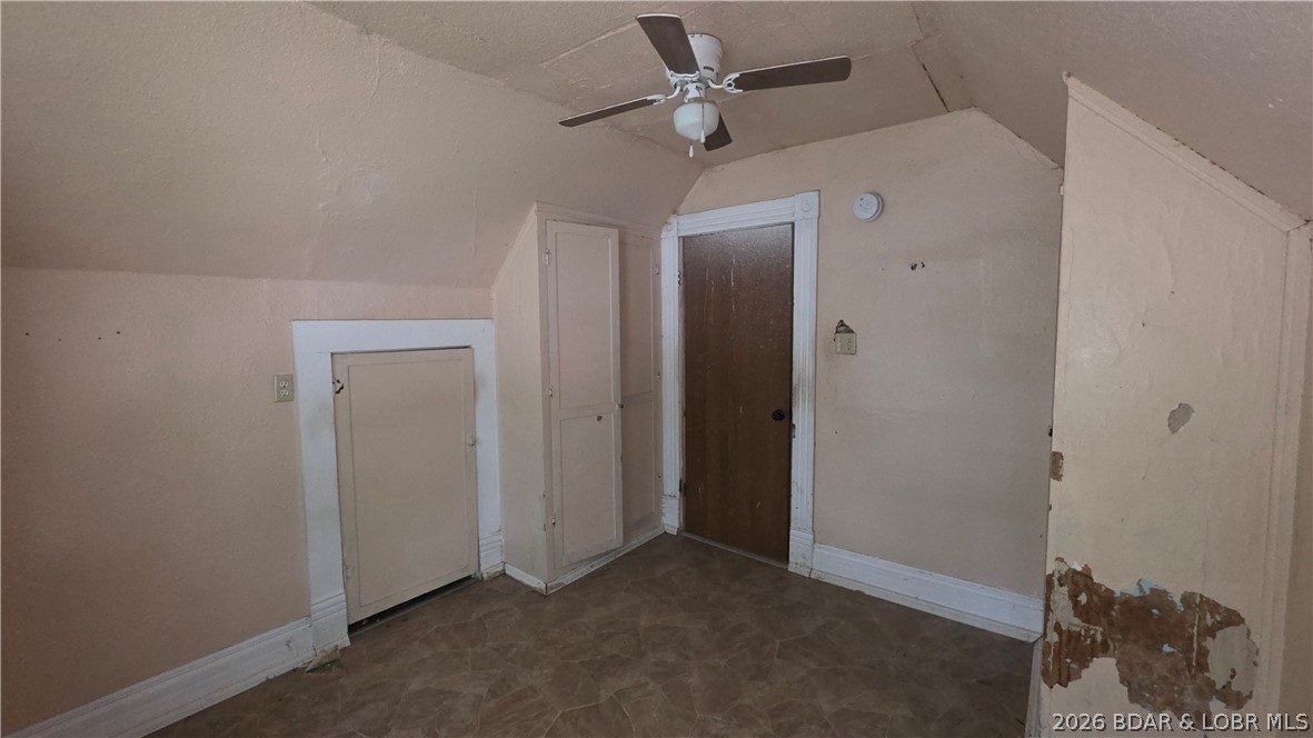 214 S Grand Avenue Property Photo 14