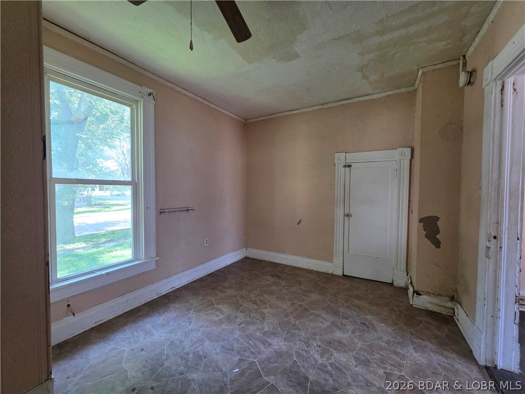 214 S Grand Avenue Property Photo 28