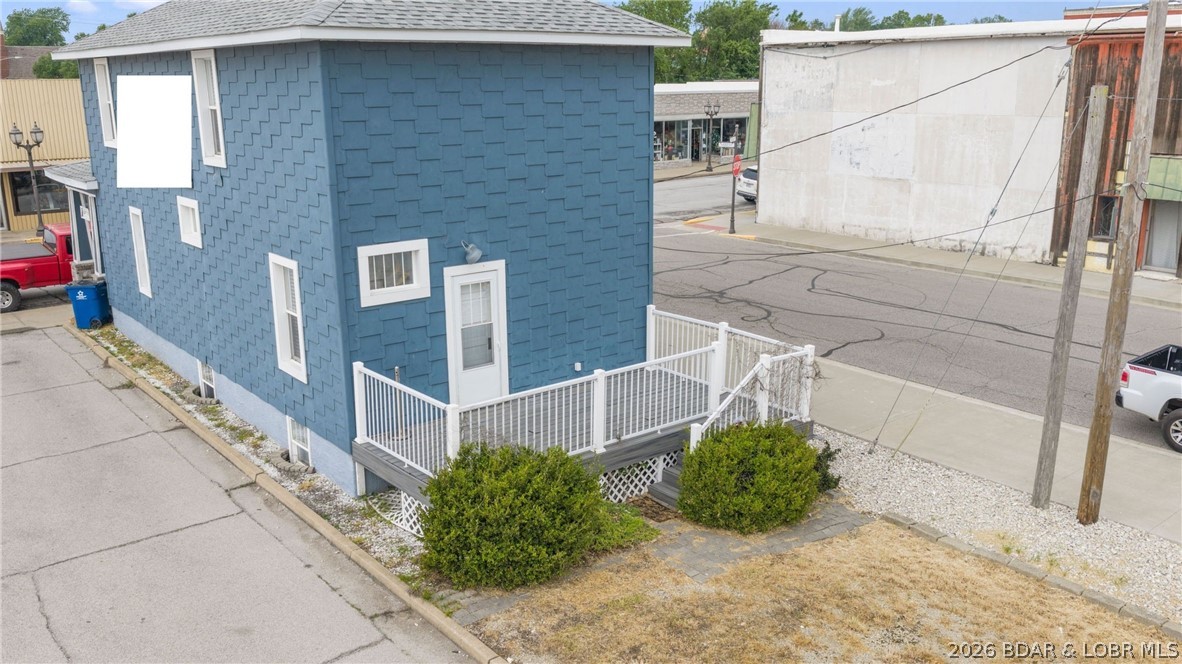 302 S Maple Street Property Photo 3