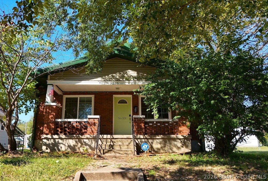 205 S Grand Avenue Property Photo 1