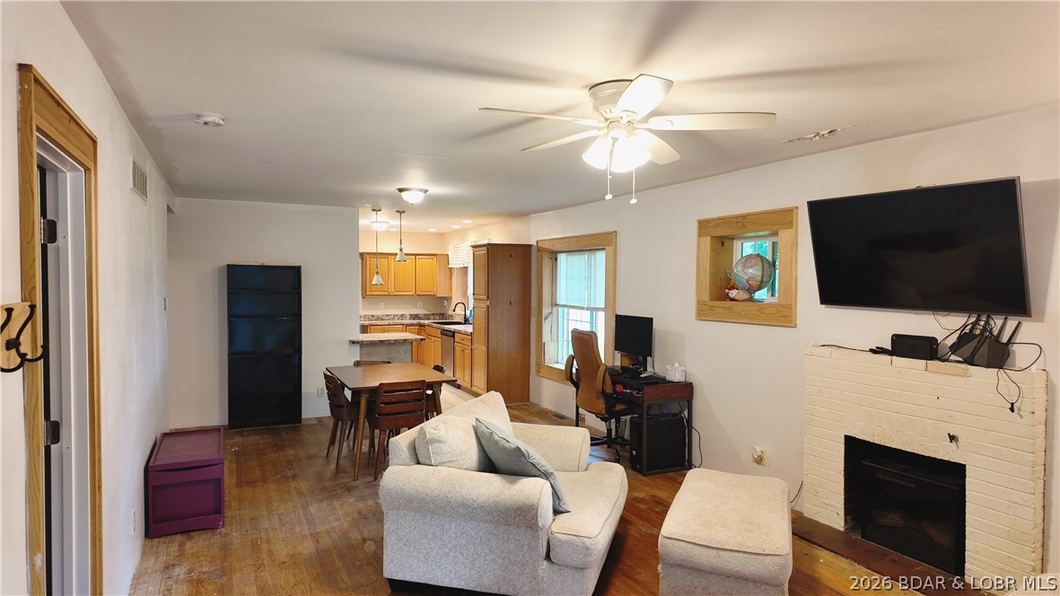 205 S Grand Avenue Property Photo 2