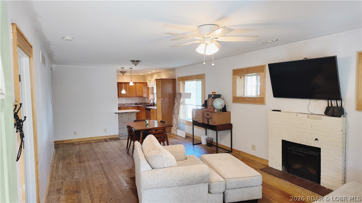 205 S Grand Avenue Property Photo 7