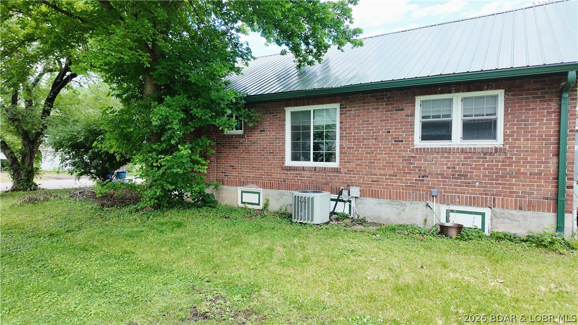 205 S Grand Avenue Property Photo 17