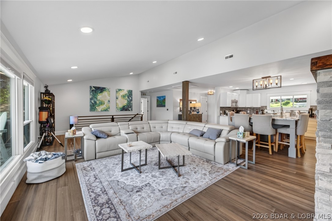 2437 Mohawk Lane