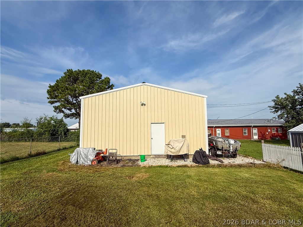 407 S Oak St Property Photo 3