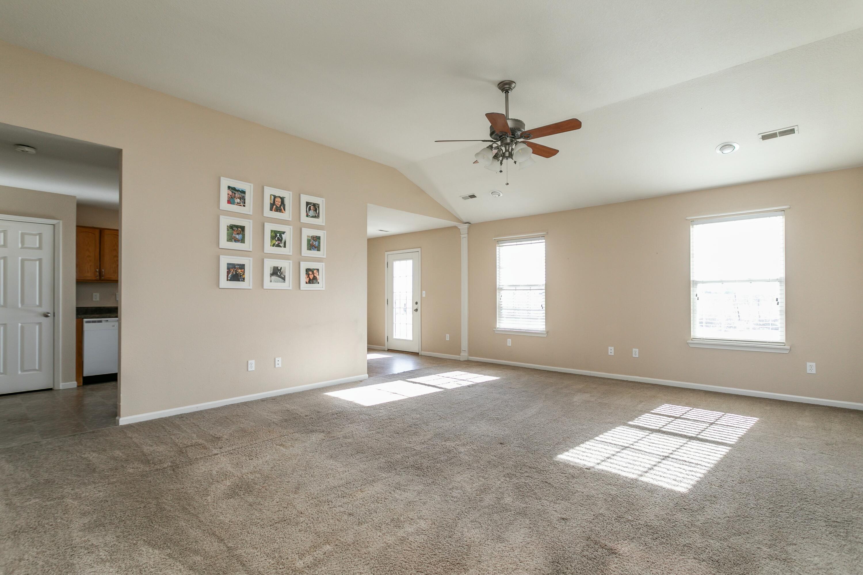 723 Sells Ct Property Photo 2