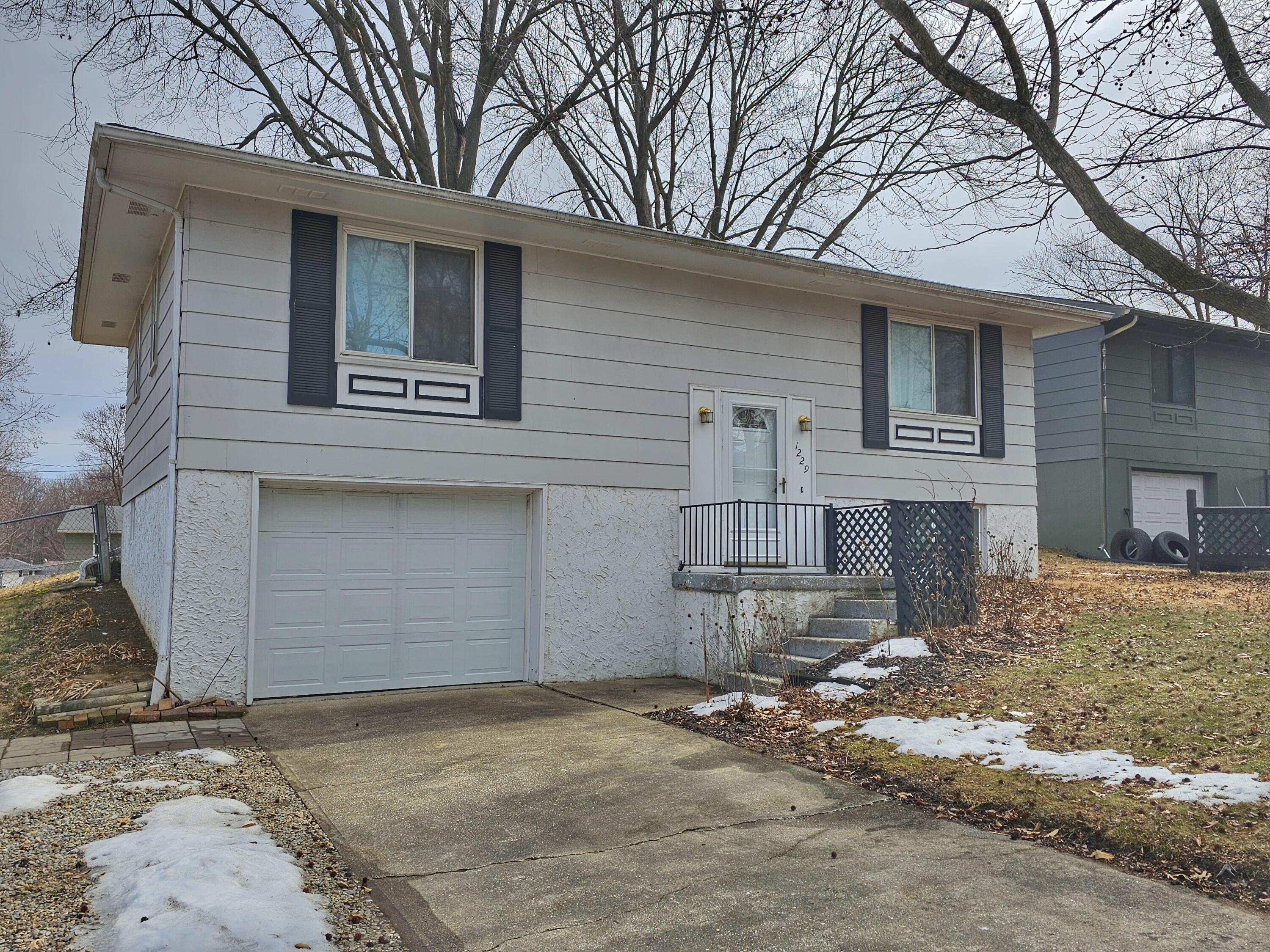 1229 Lake Dr Property Photo