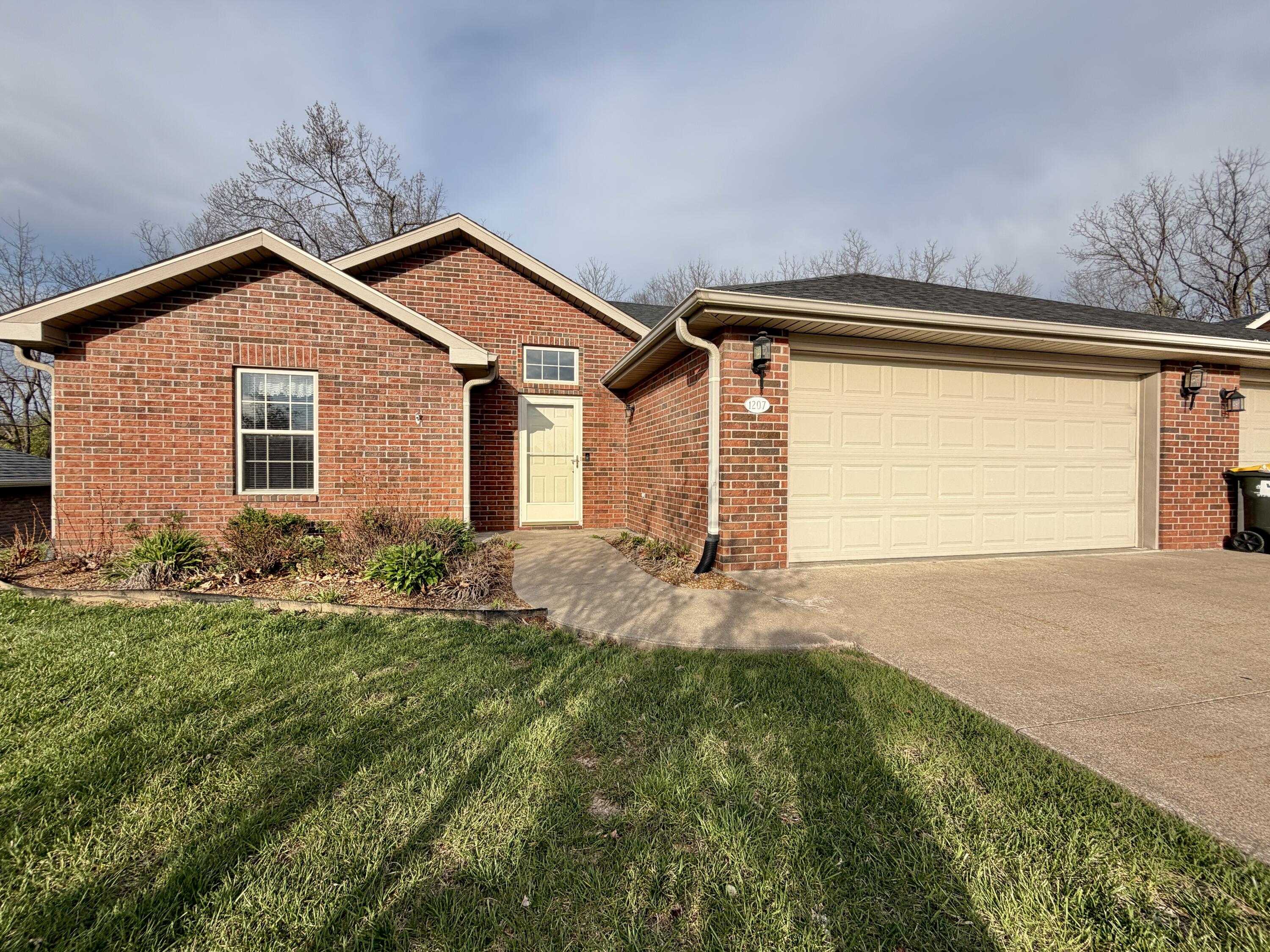 1207 Raymond Ct Property Photo 1