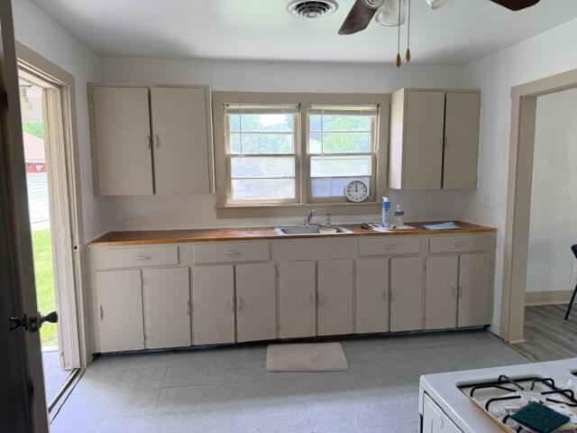631 Thomas St Property Photo 10