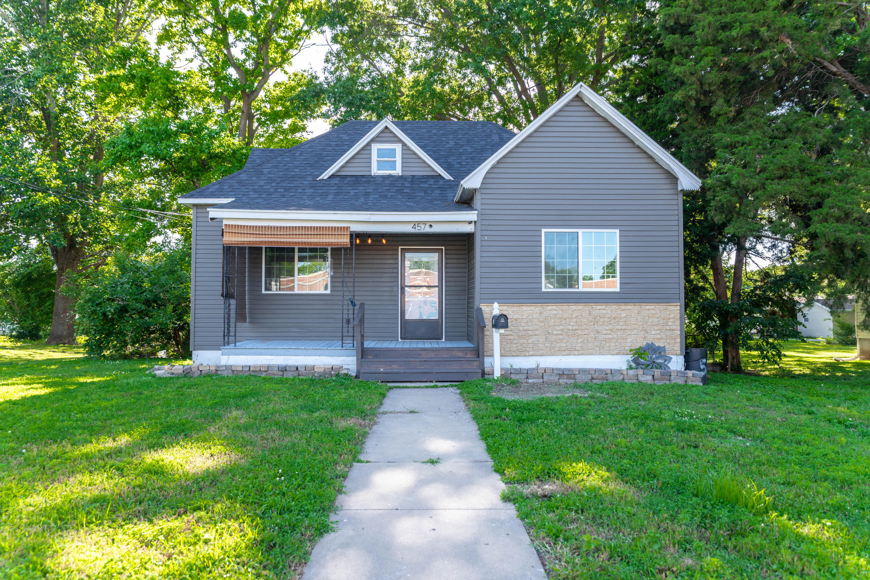 457 Lyon Ave Property Photo 1