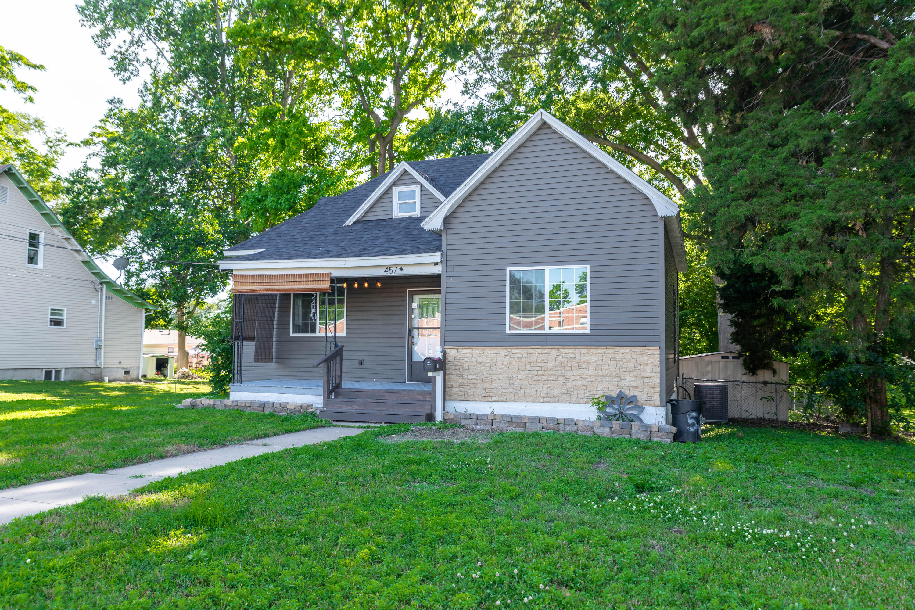 457 Lyon Ave Property Photo 3