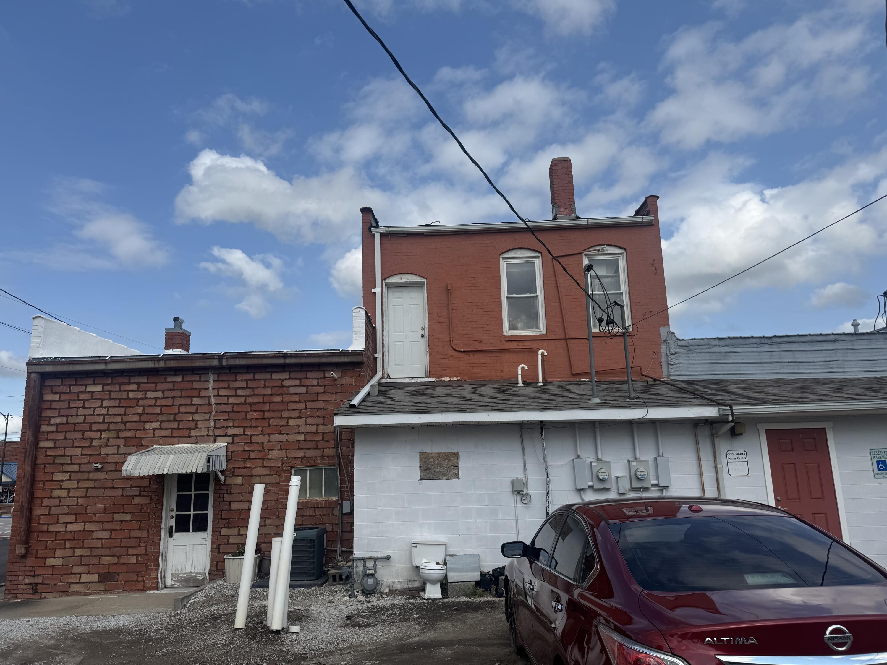 704 Main St Property Photo 4