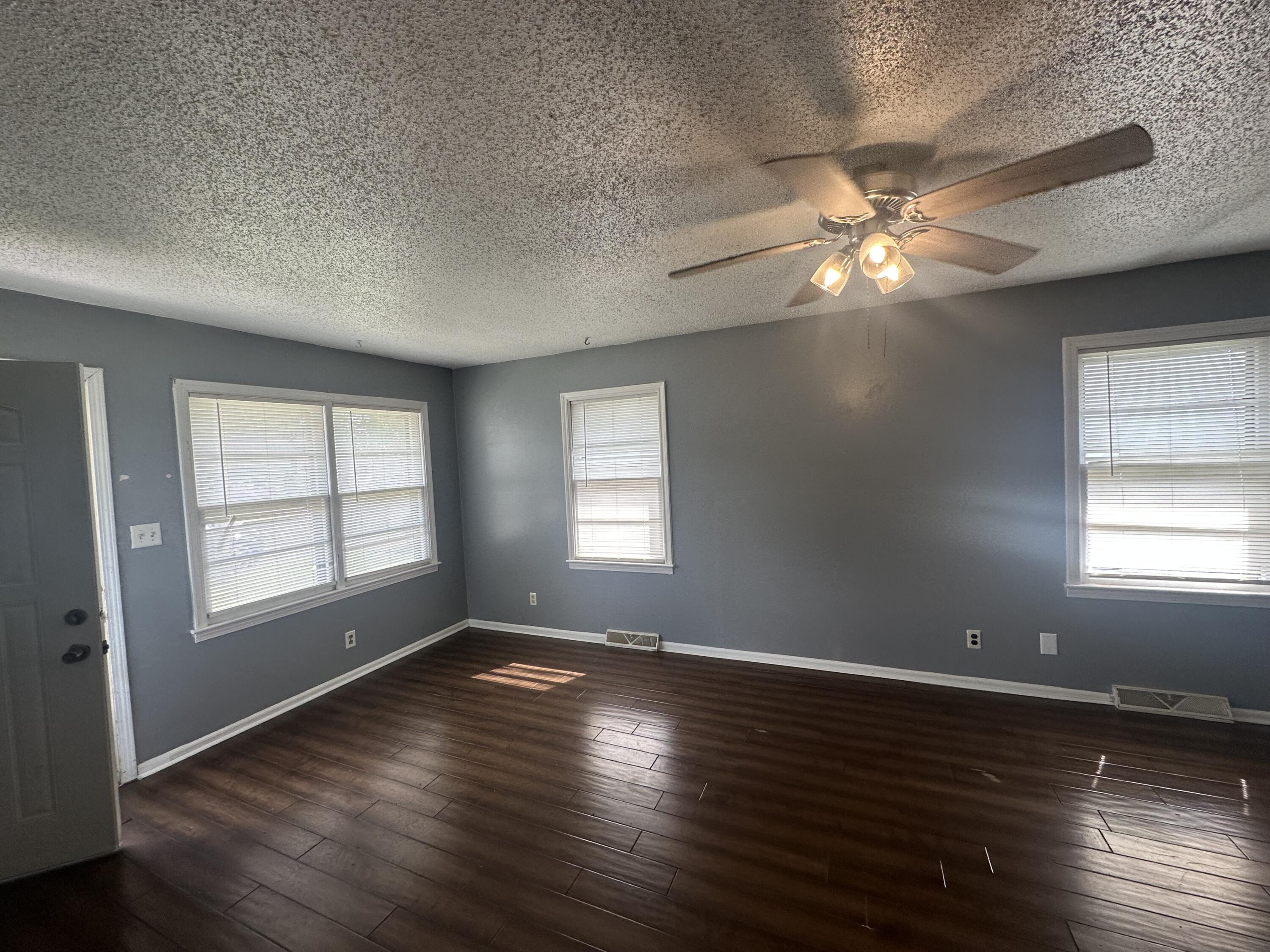 1329 Benton Ave Property Photo 3