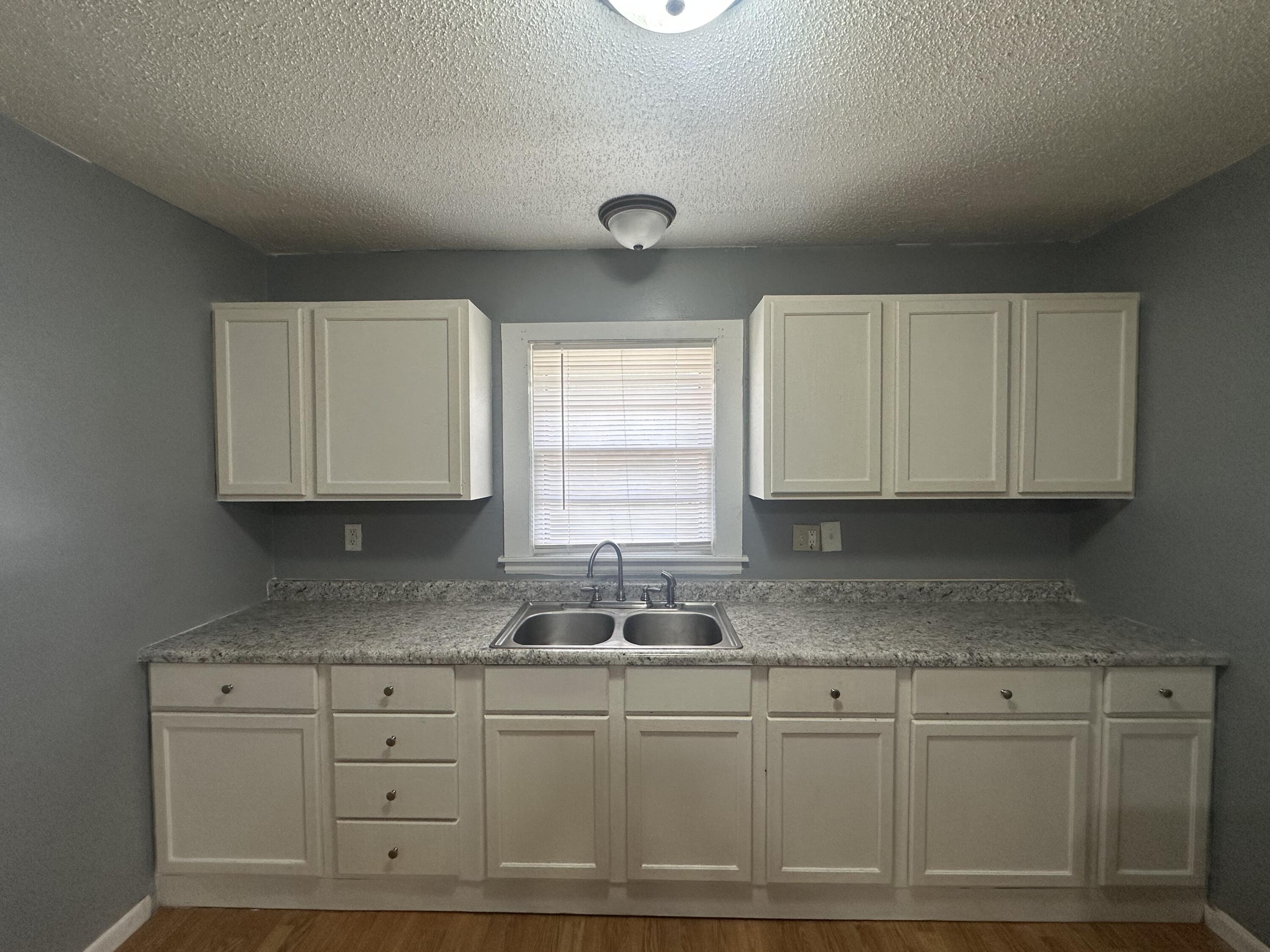 1329 Benton Ave Property Photo 4