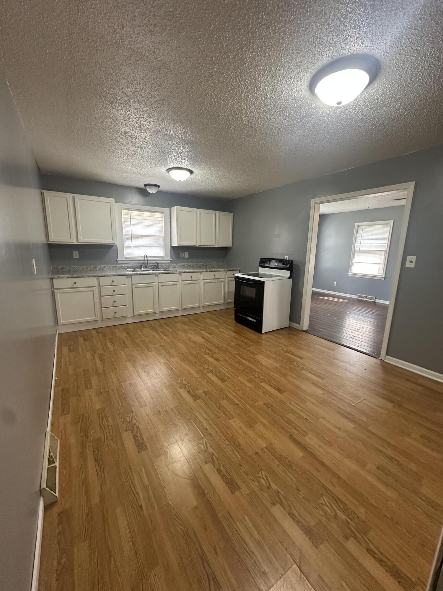1329 Benton Ave Property Photo 5