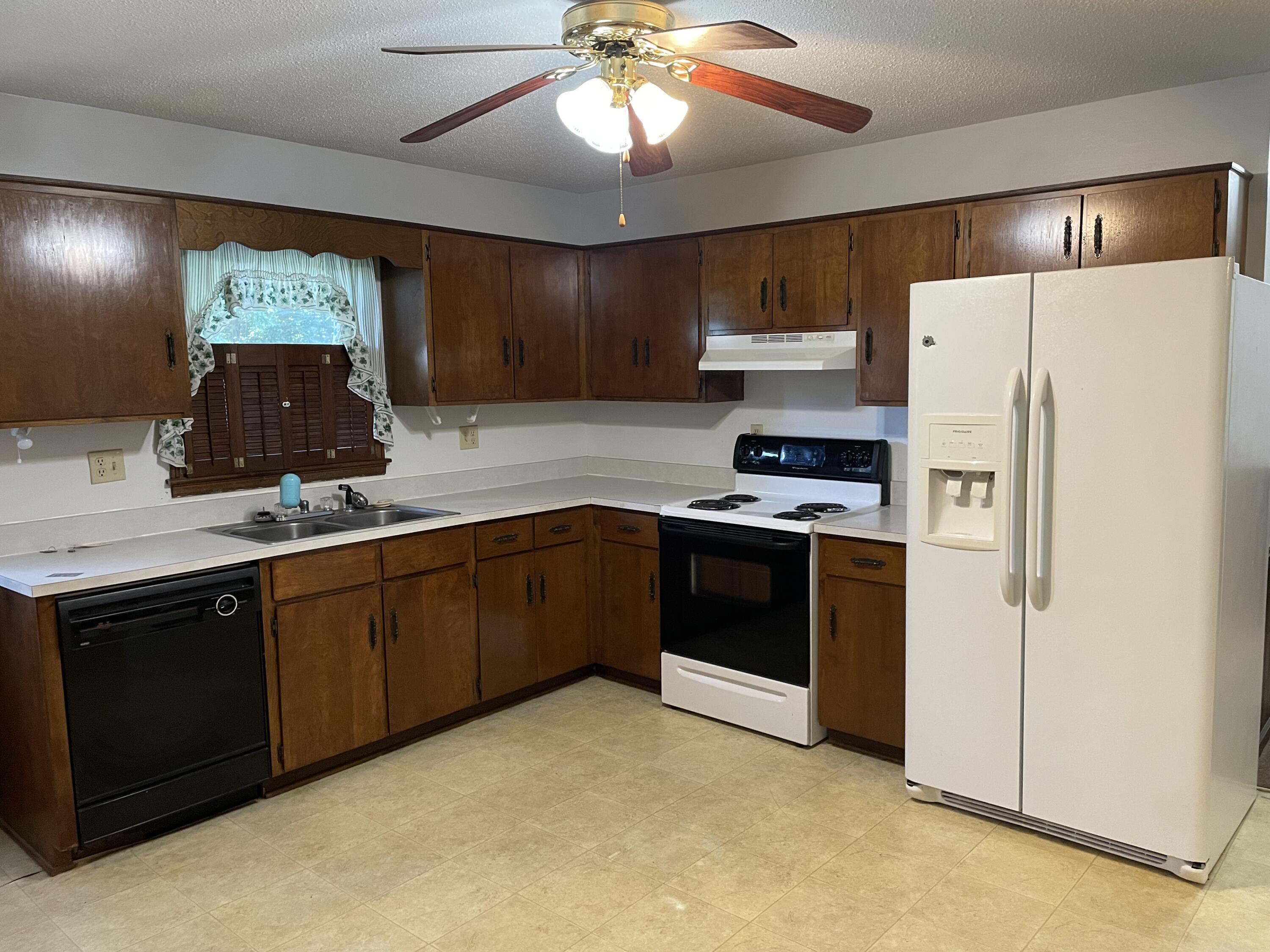 190 Lincoln Ave Property Photo 6