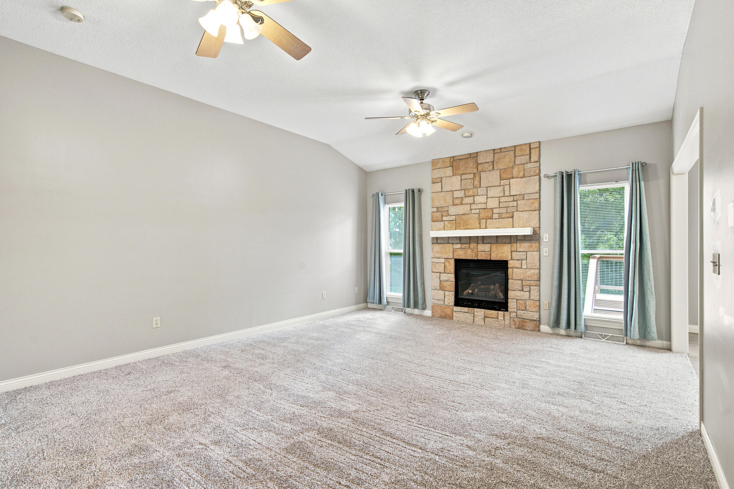 16934 Farris Cir Property Photo 6