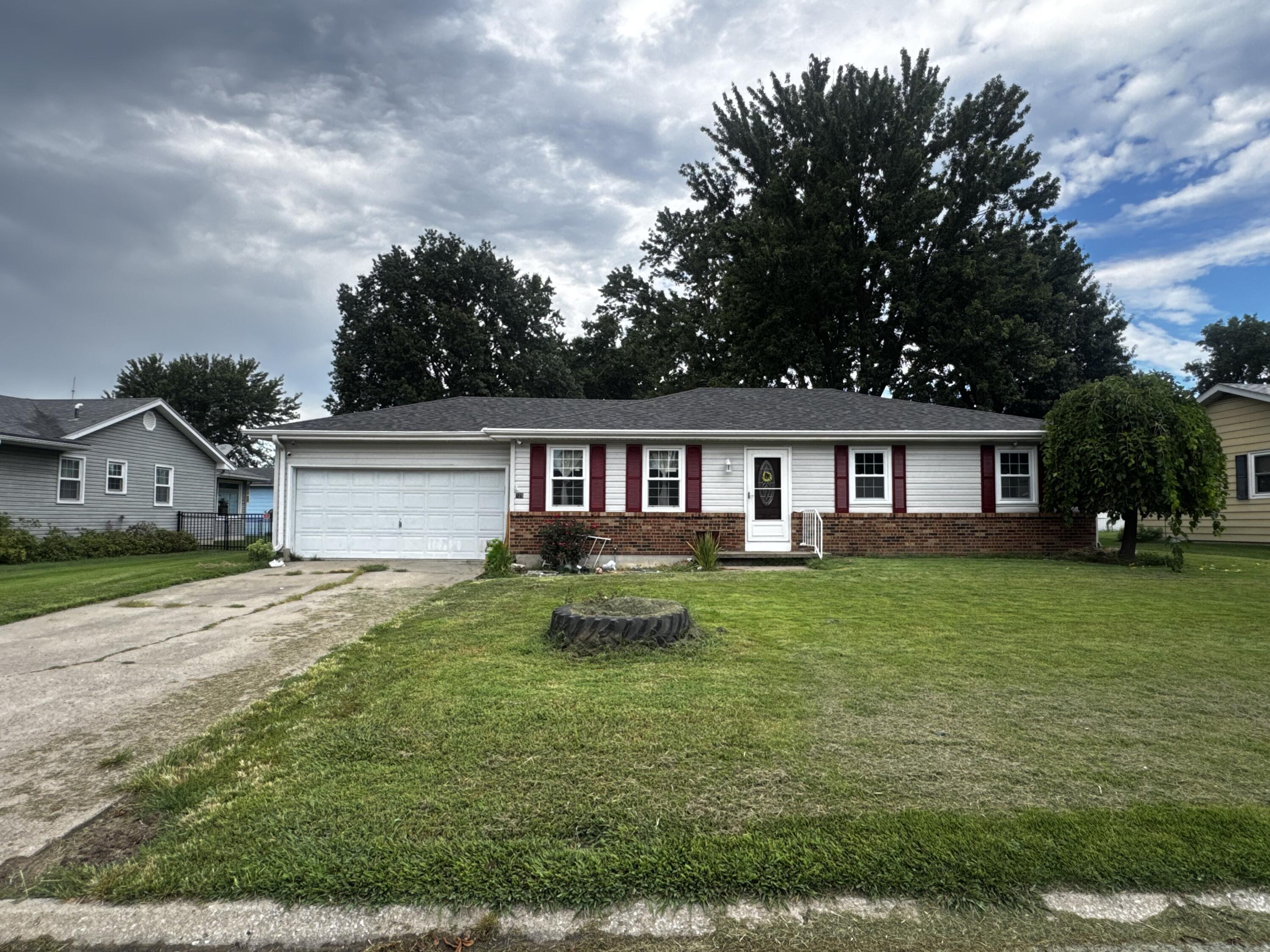 725 Crestwood Dr Property Photo 1