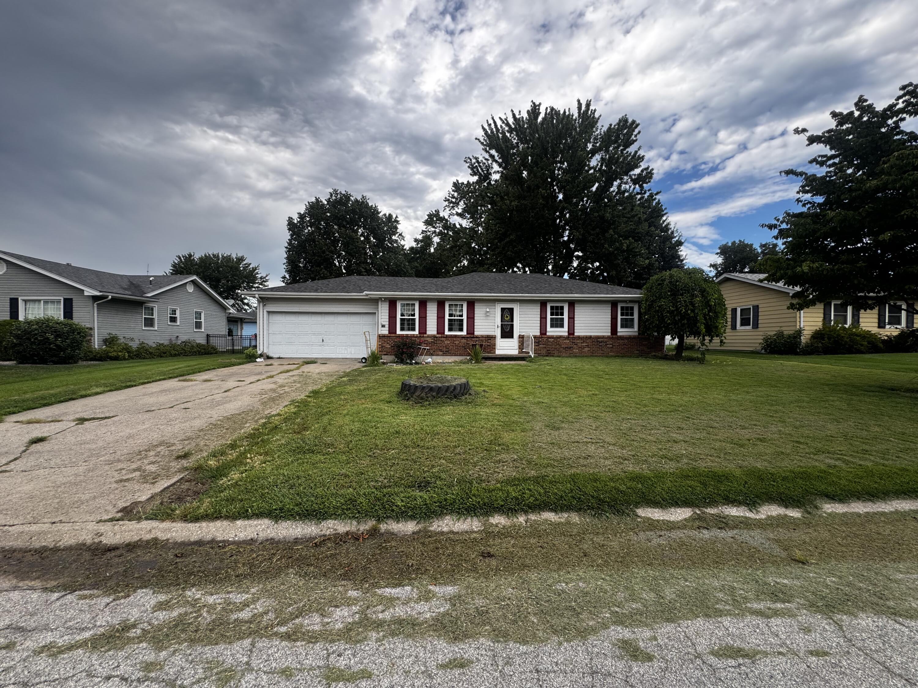 725 Crestwood Dr Property Photo 2