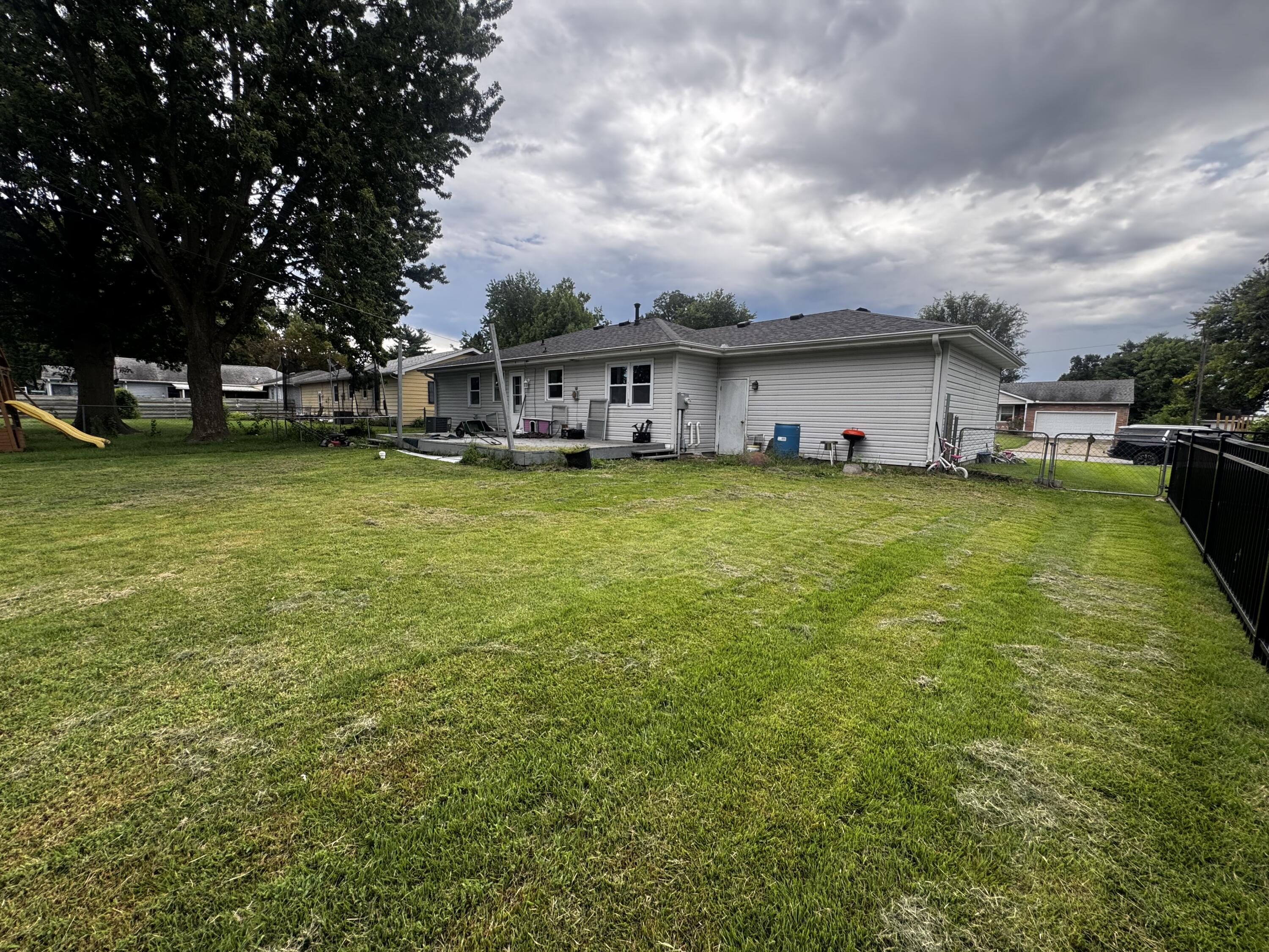 725 Crestwood Dr Property Photo 3