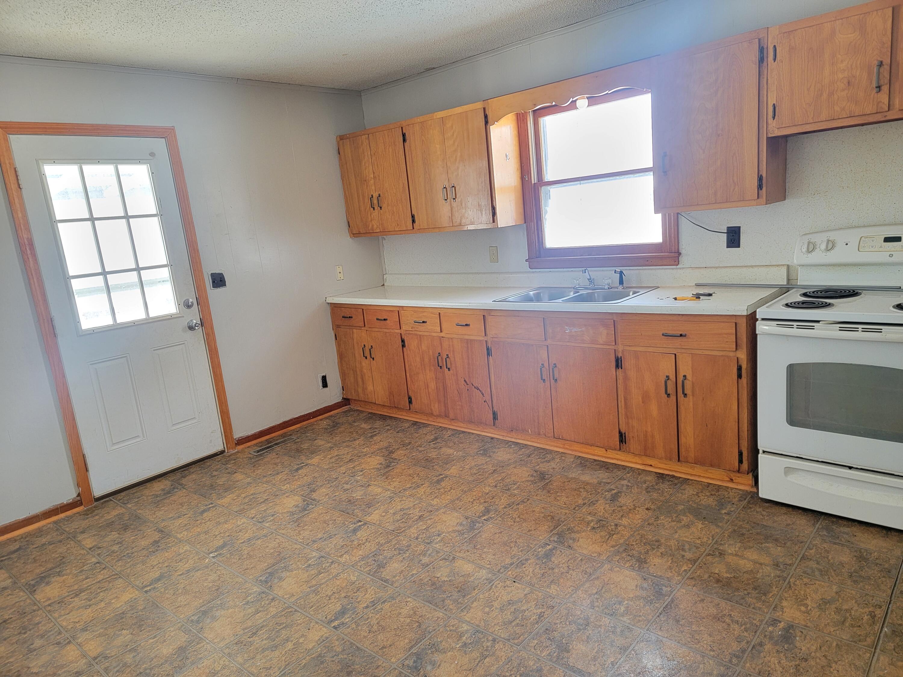 455 Redman Ave Property Photo 4