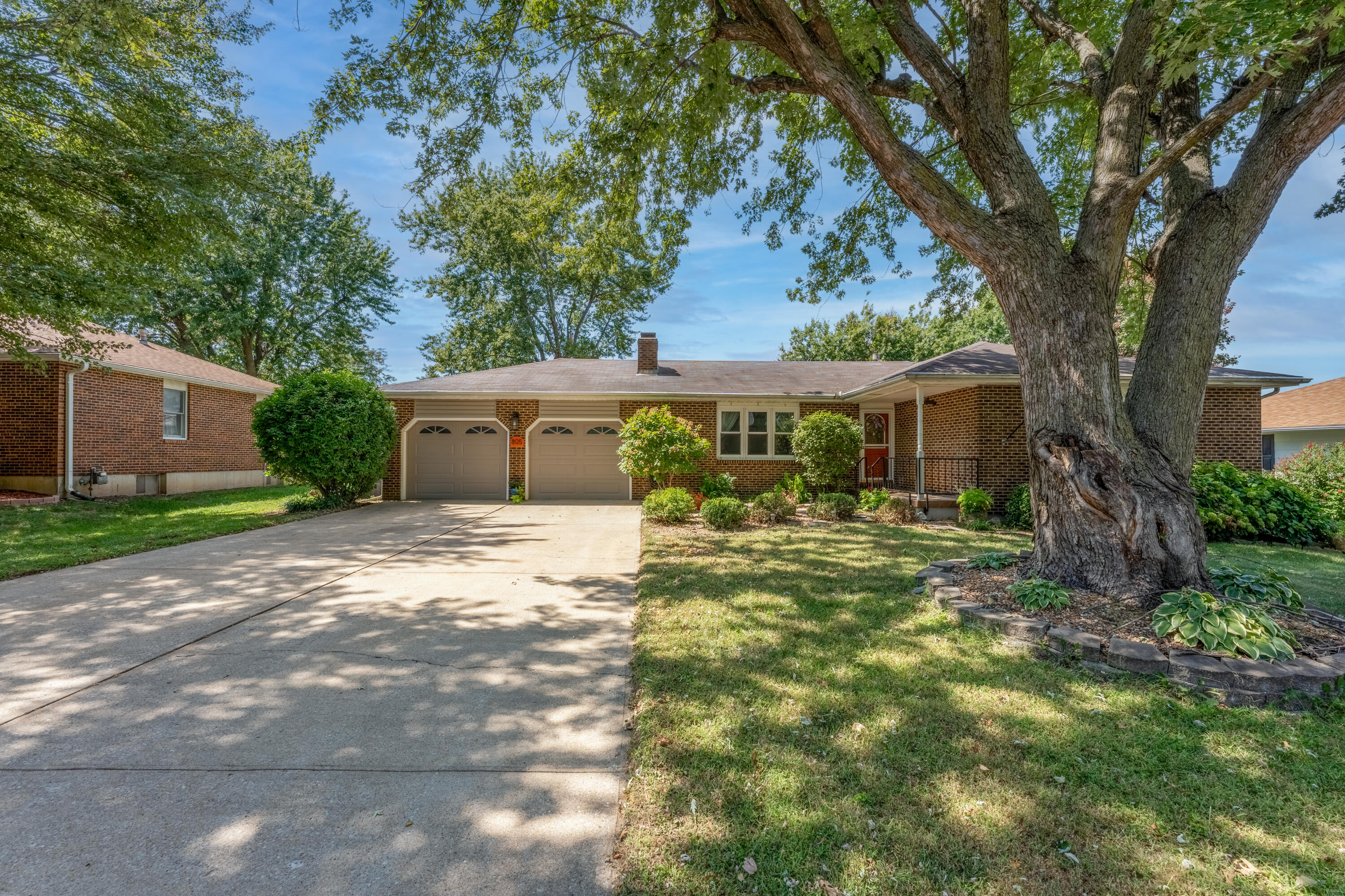 805 Mar Dr Property Photo 2