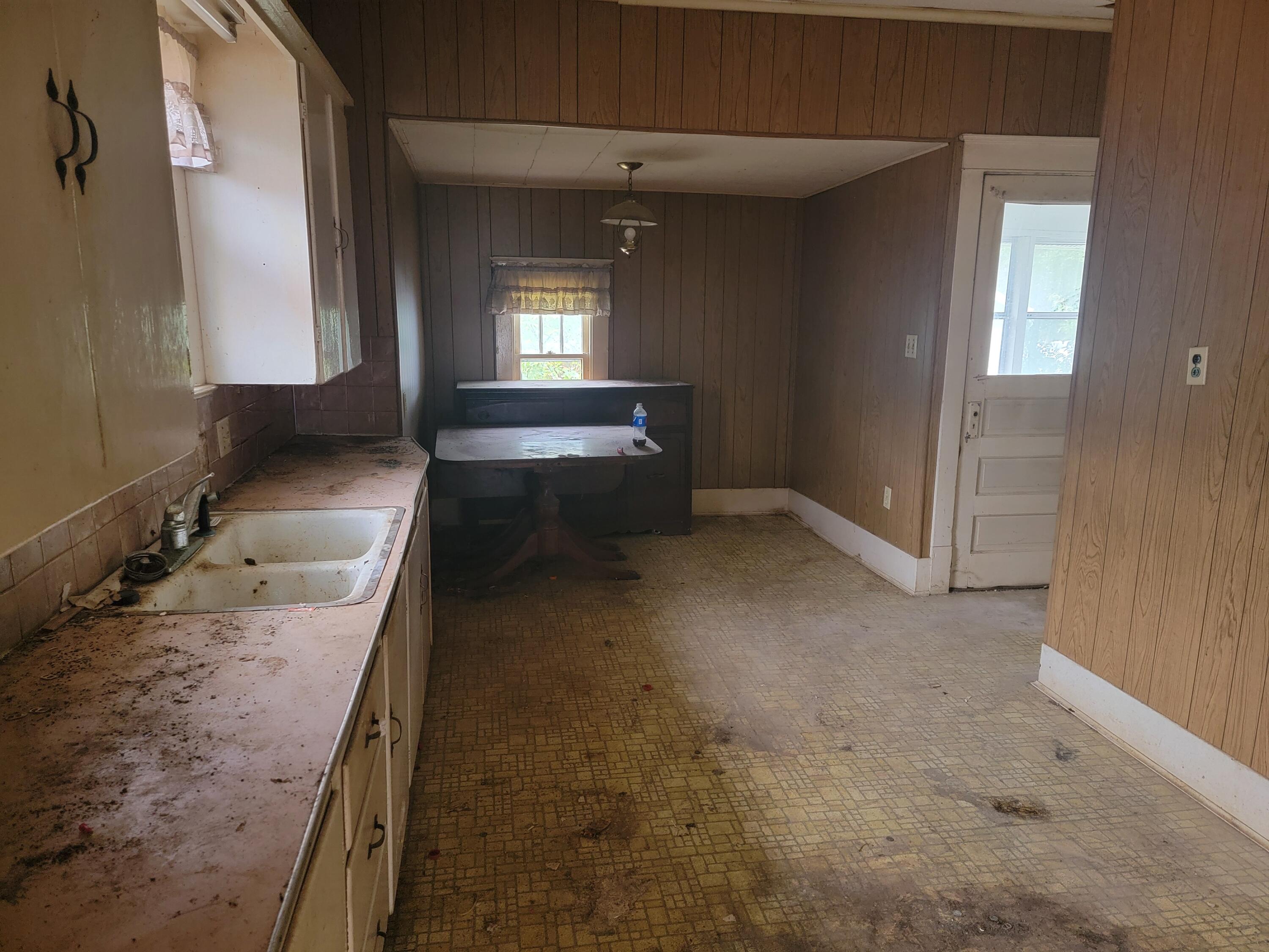 457 Jefferson Ave Property Photo 6