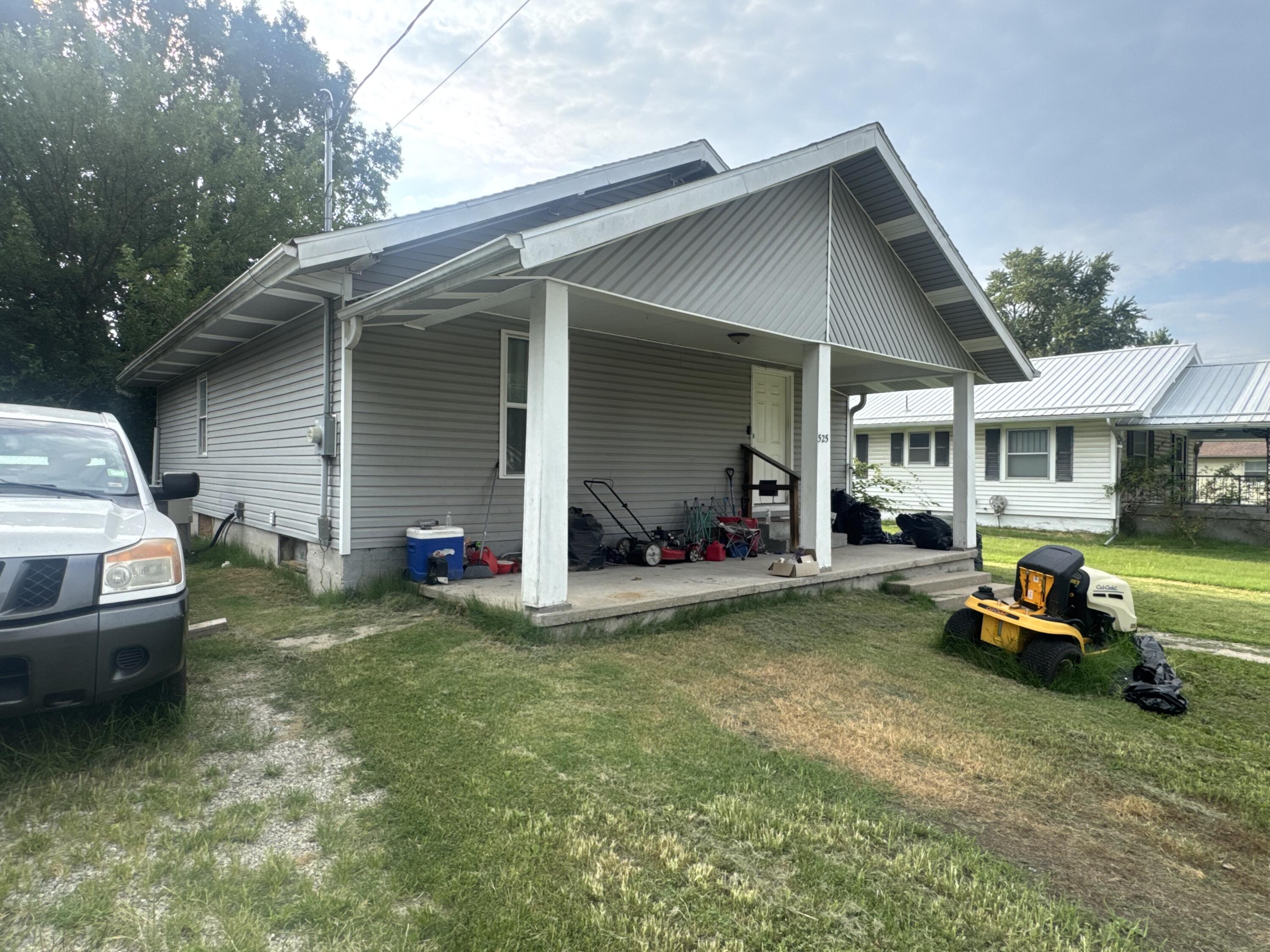525 Lyon Ave Property Photo 1
