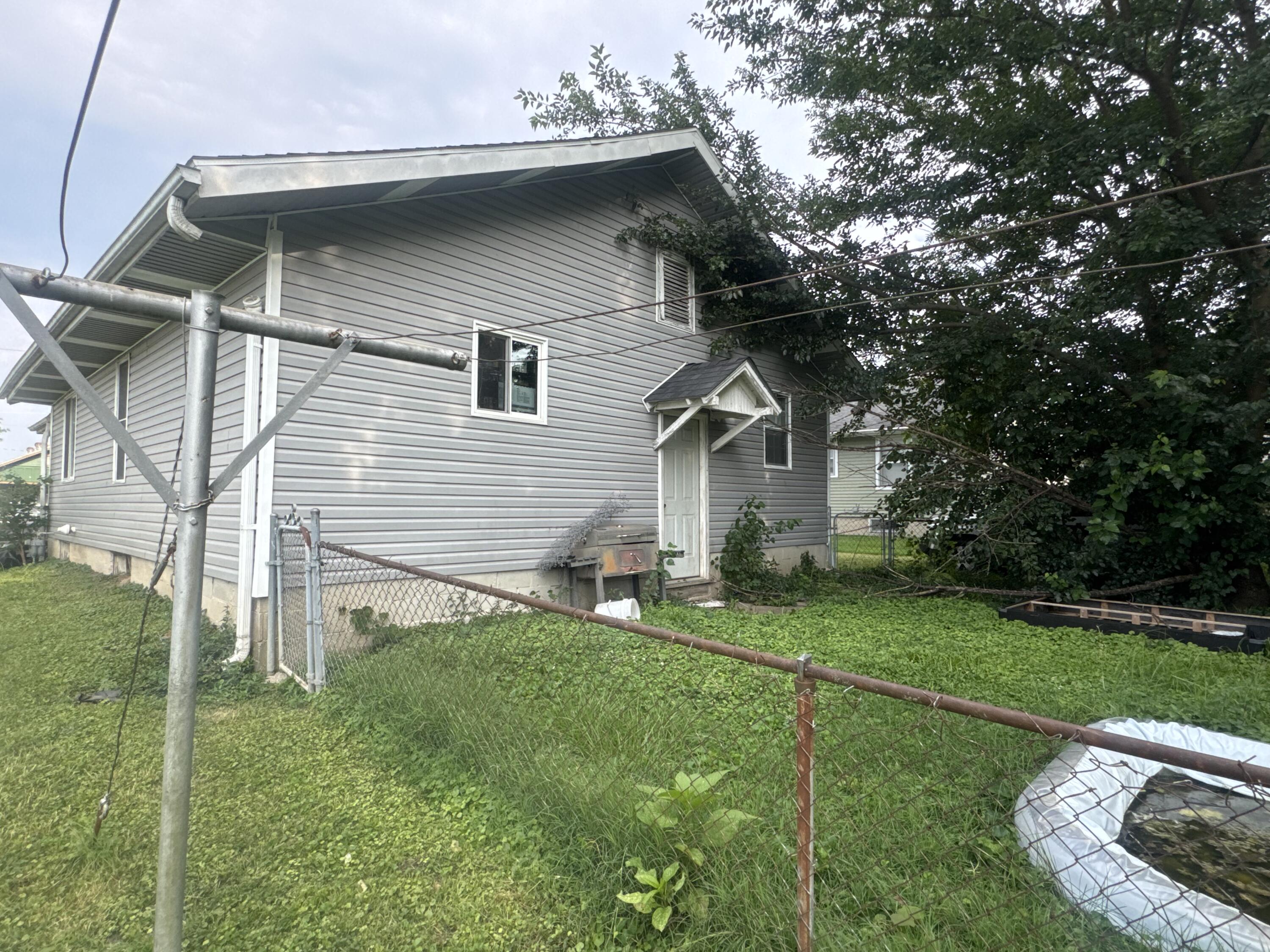525 Lyon Ave Property Photo 3