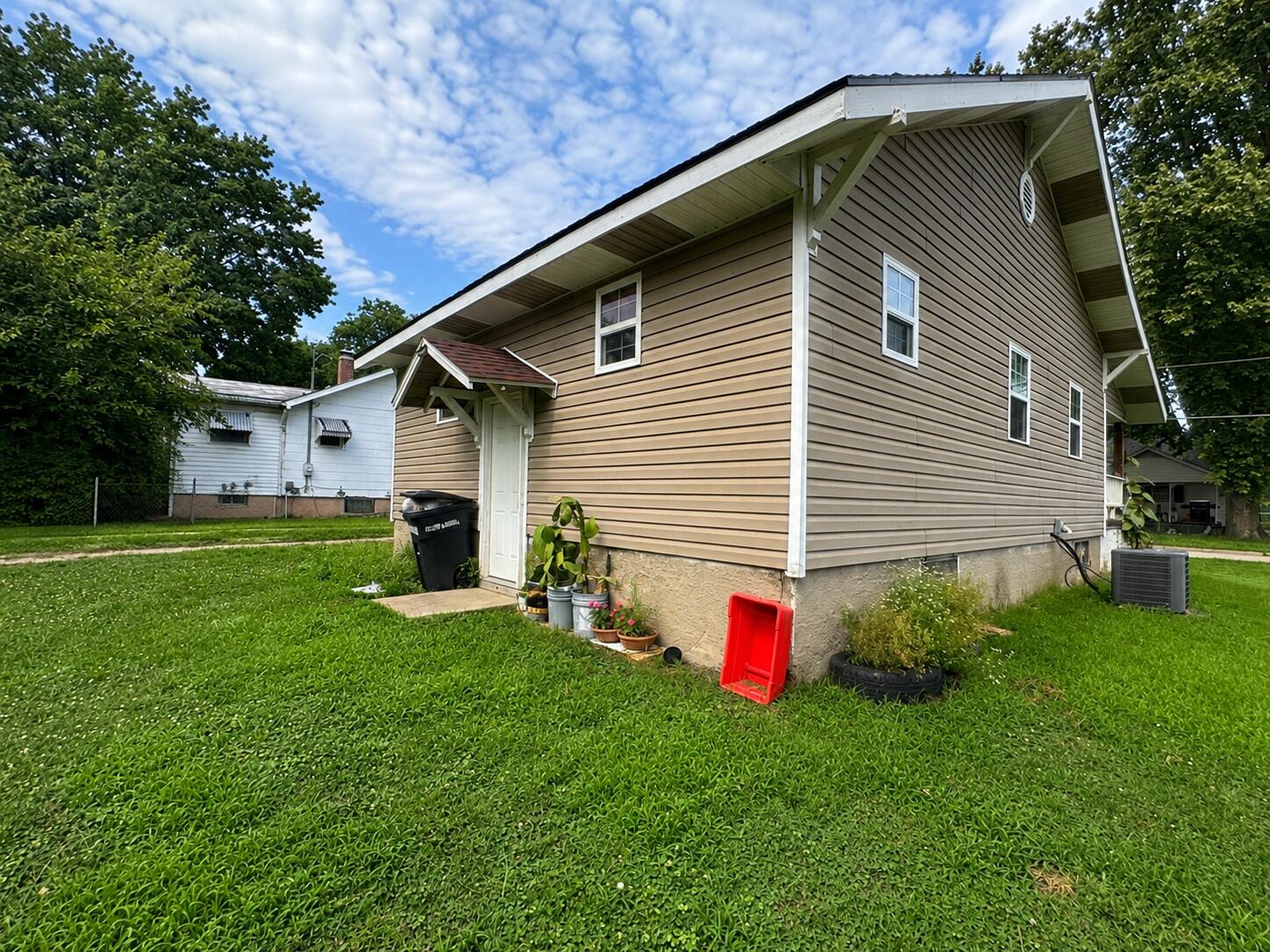 563 Benton Ave Property Photo 3