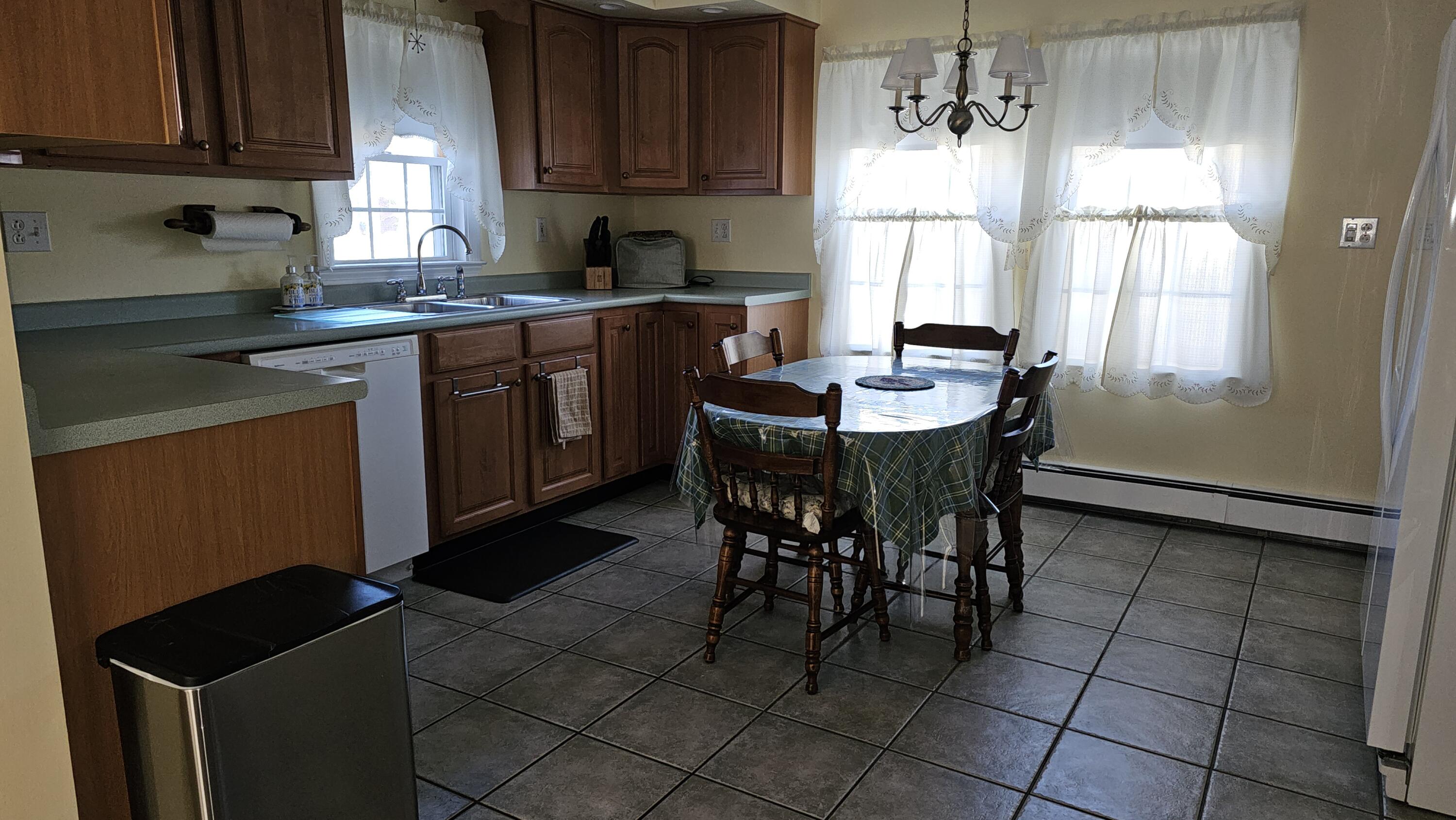 880 Minot Avenue Property Photo 4