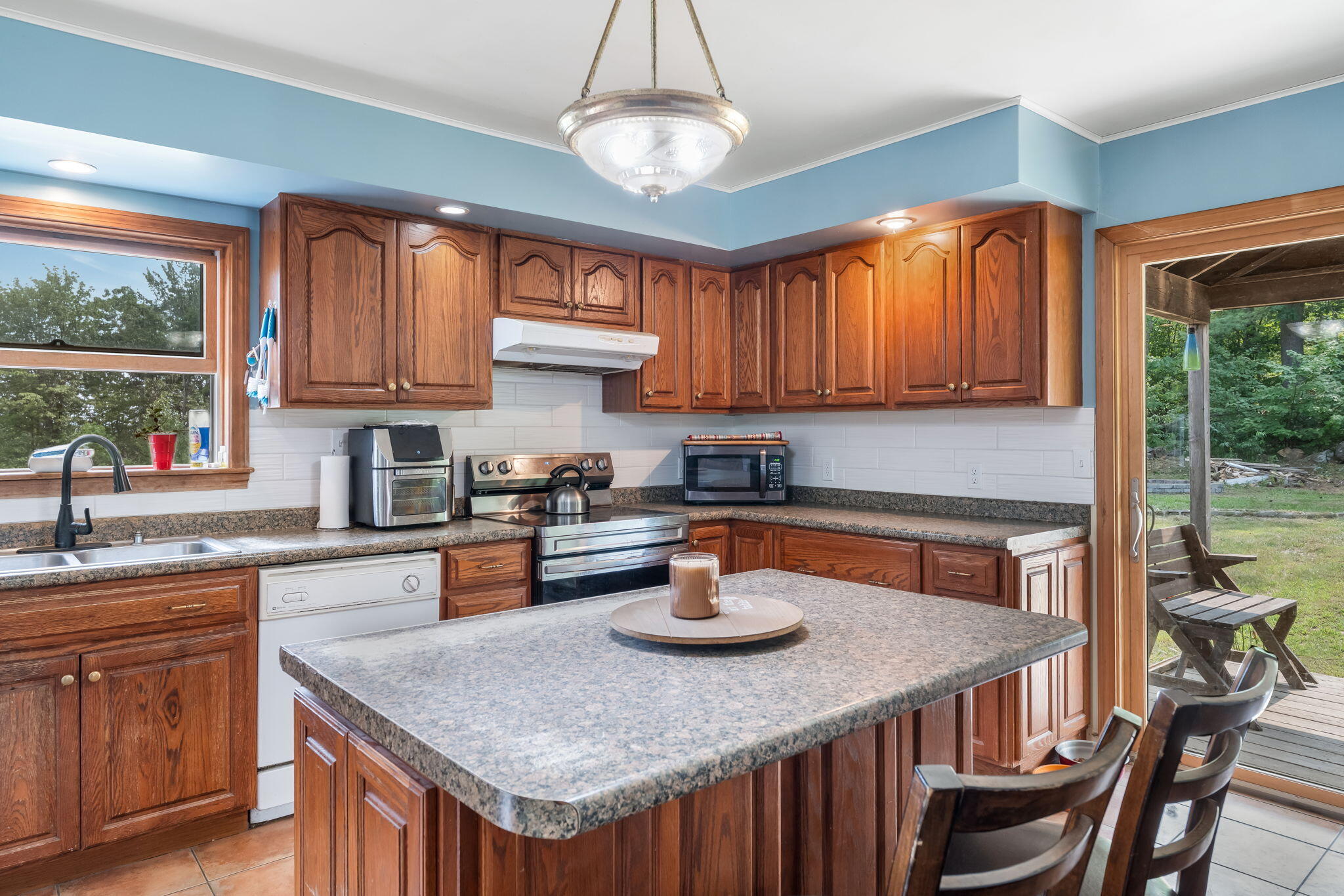 987 Upper Street Property Photo 10