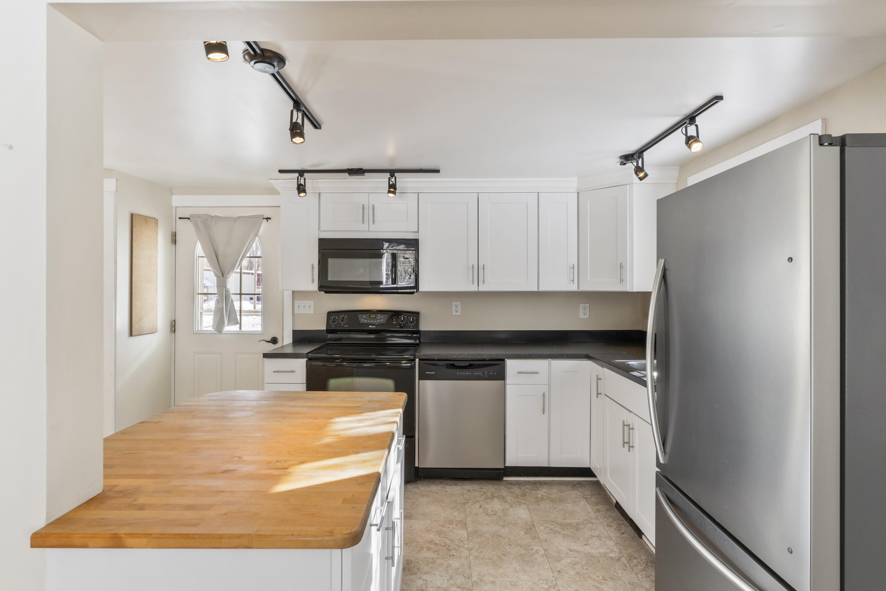 737 Commercial Street Property Photo 11
