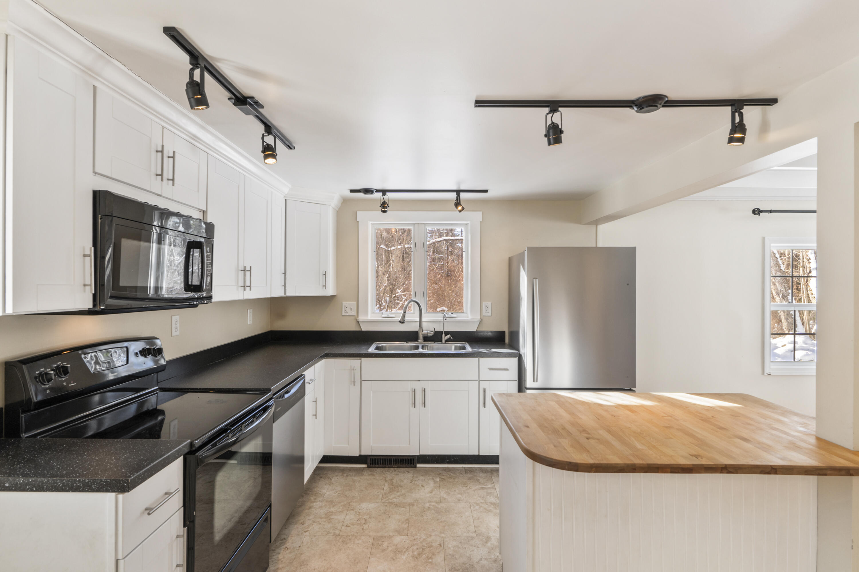 737 Commercial Street Property Photo 12