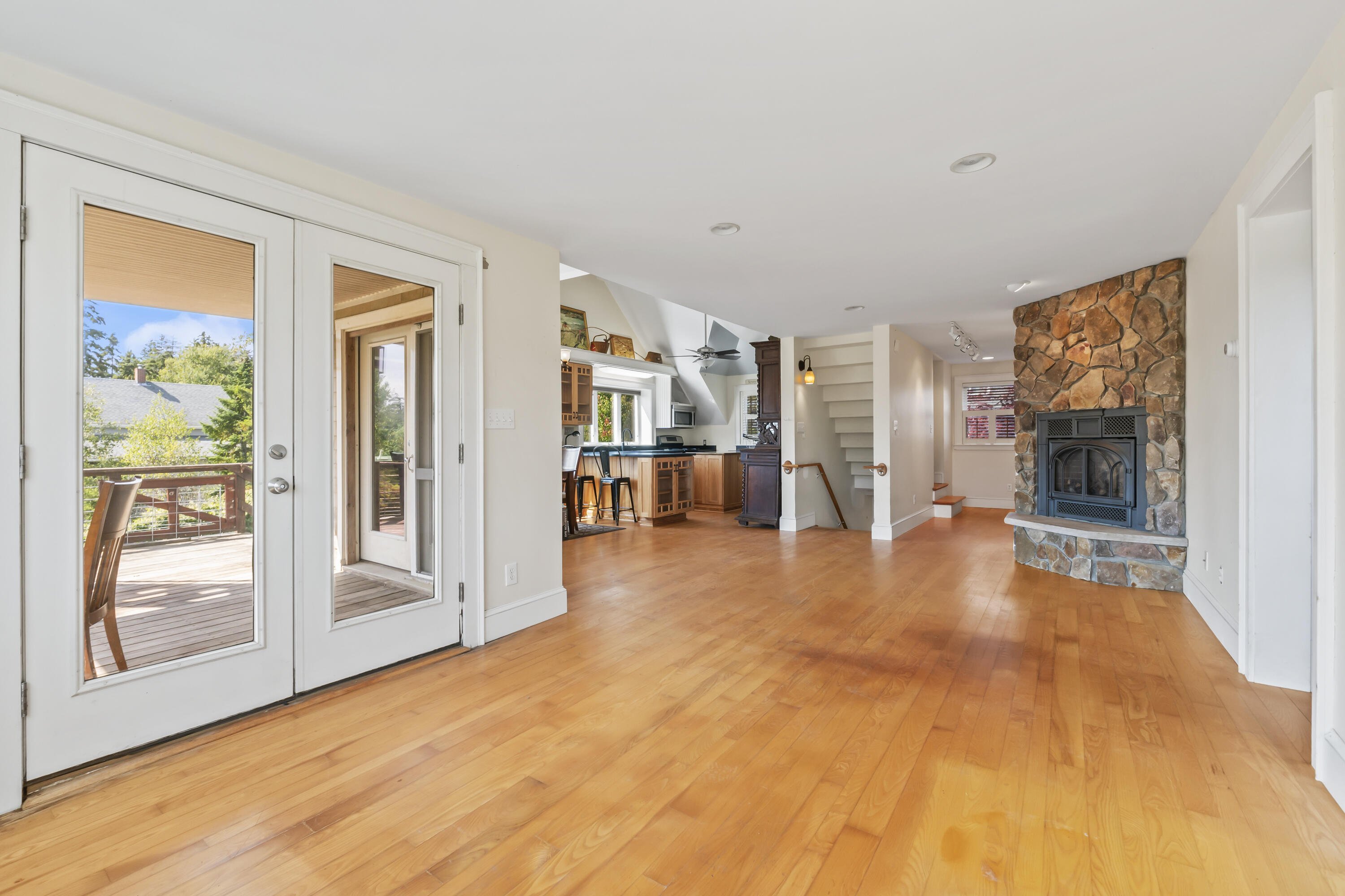 19 Hugh Av Hugh Avenue Property Photo 8