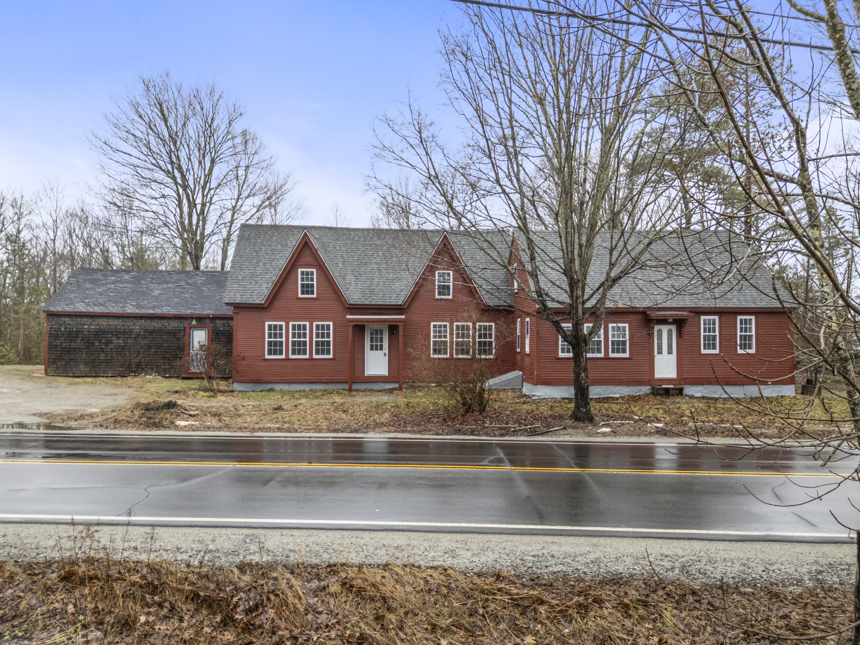 569 Middle Road Property Photo 3