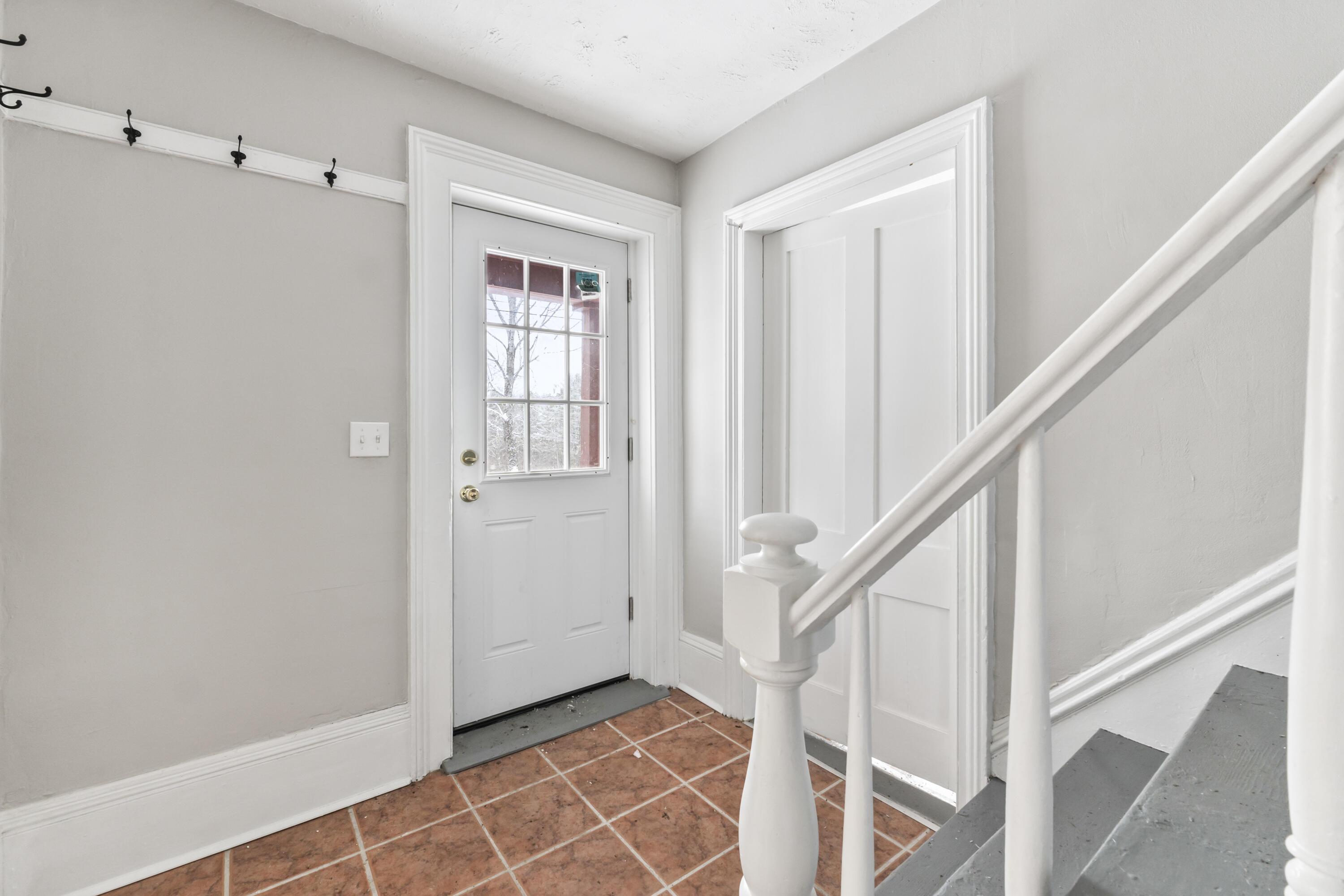 569 Middle Road Property Photo 5