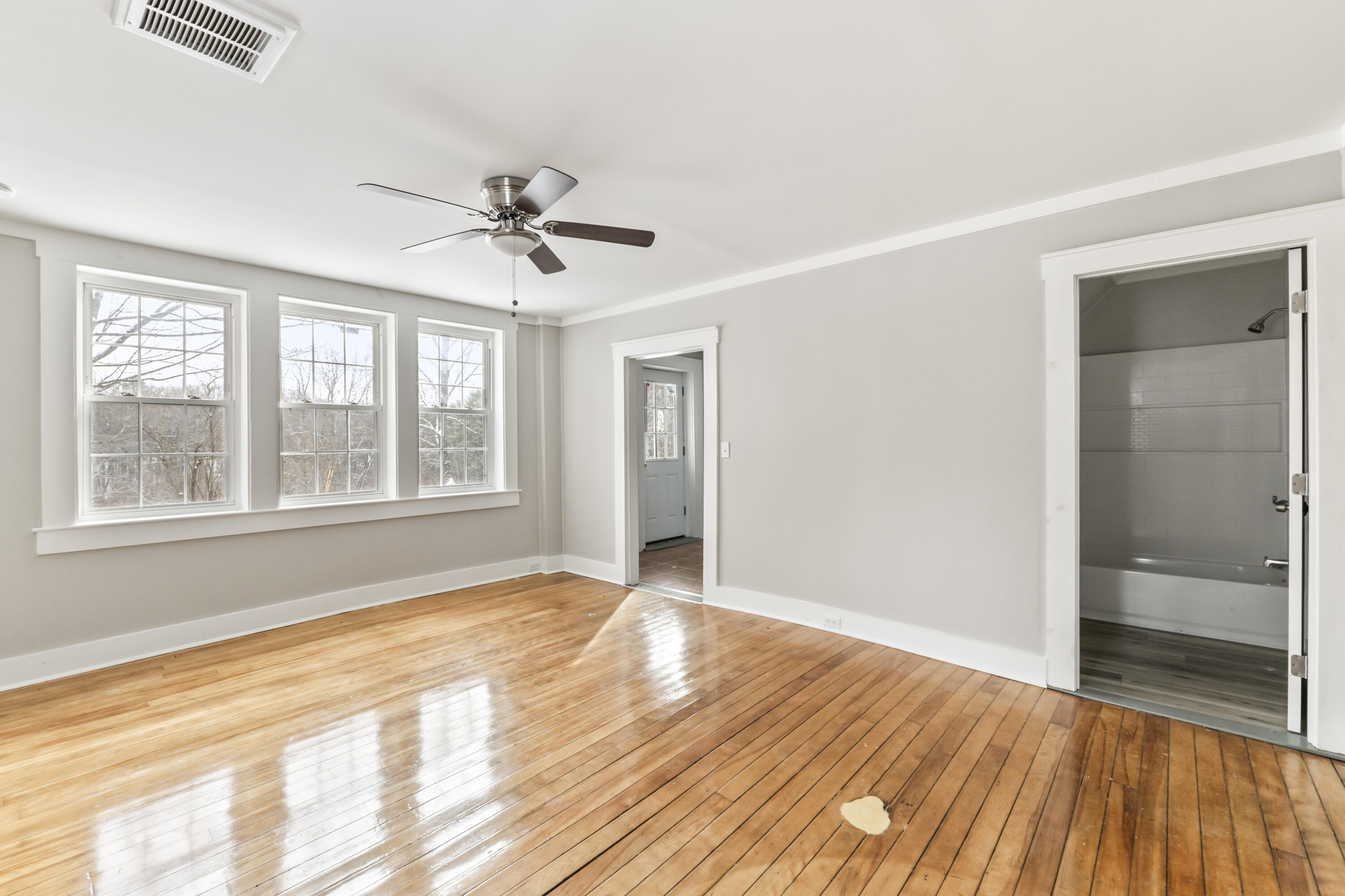 569 Middle Road Property Photo 8